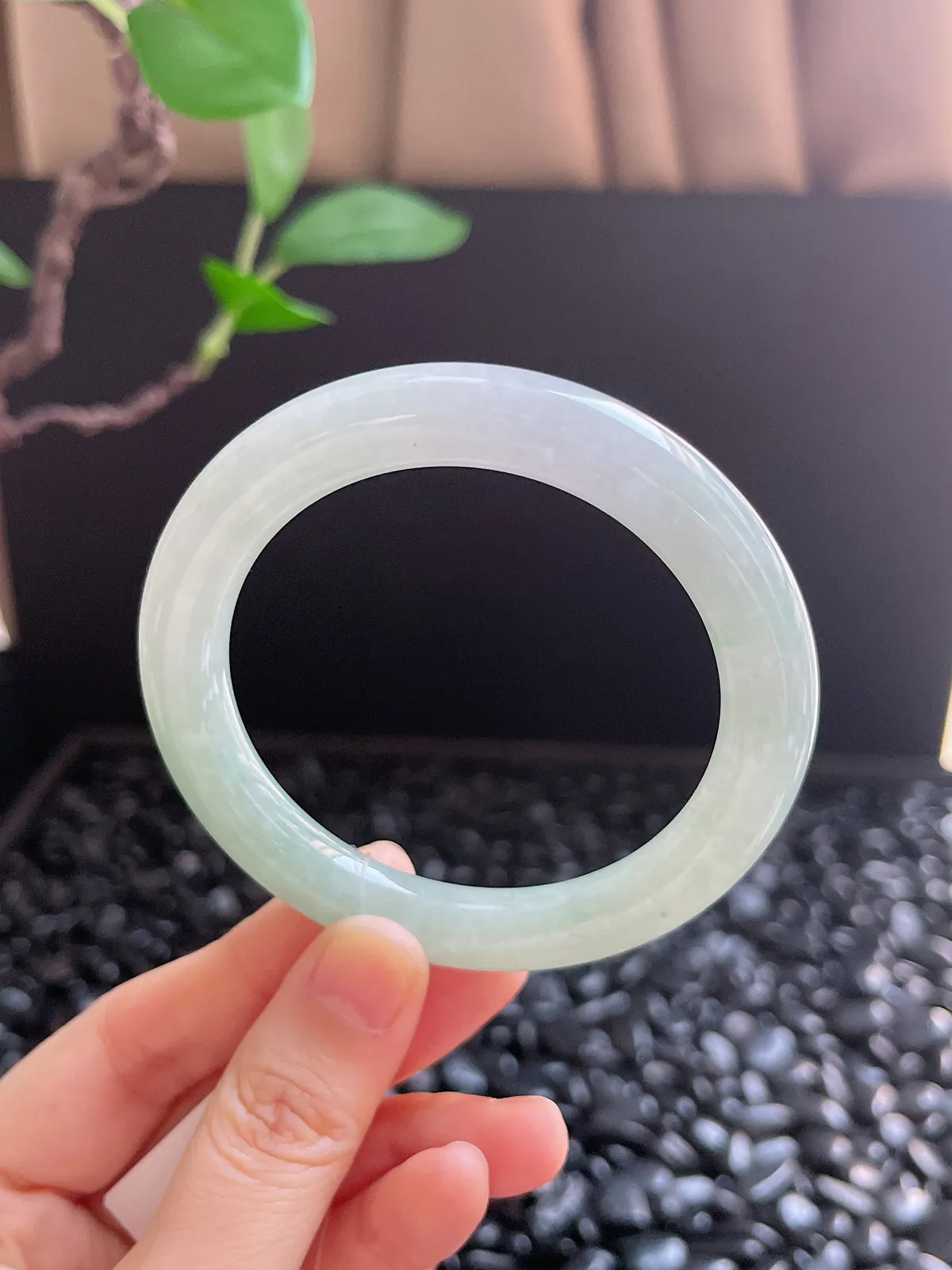 圆镯54圈口，翡翠冰糯种淡绿色手镯