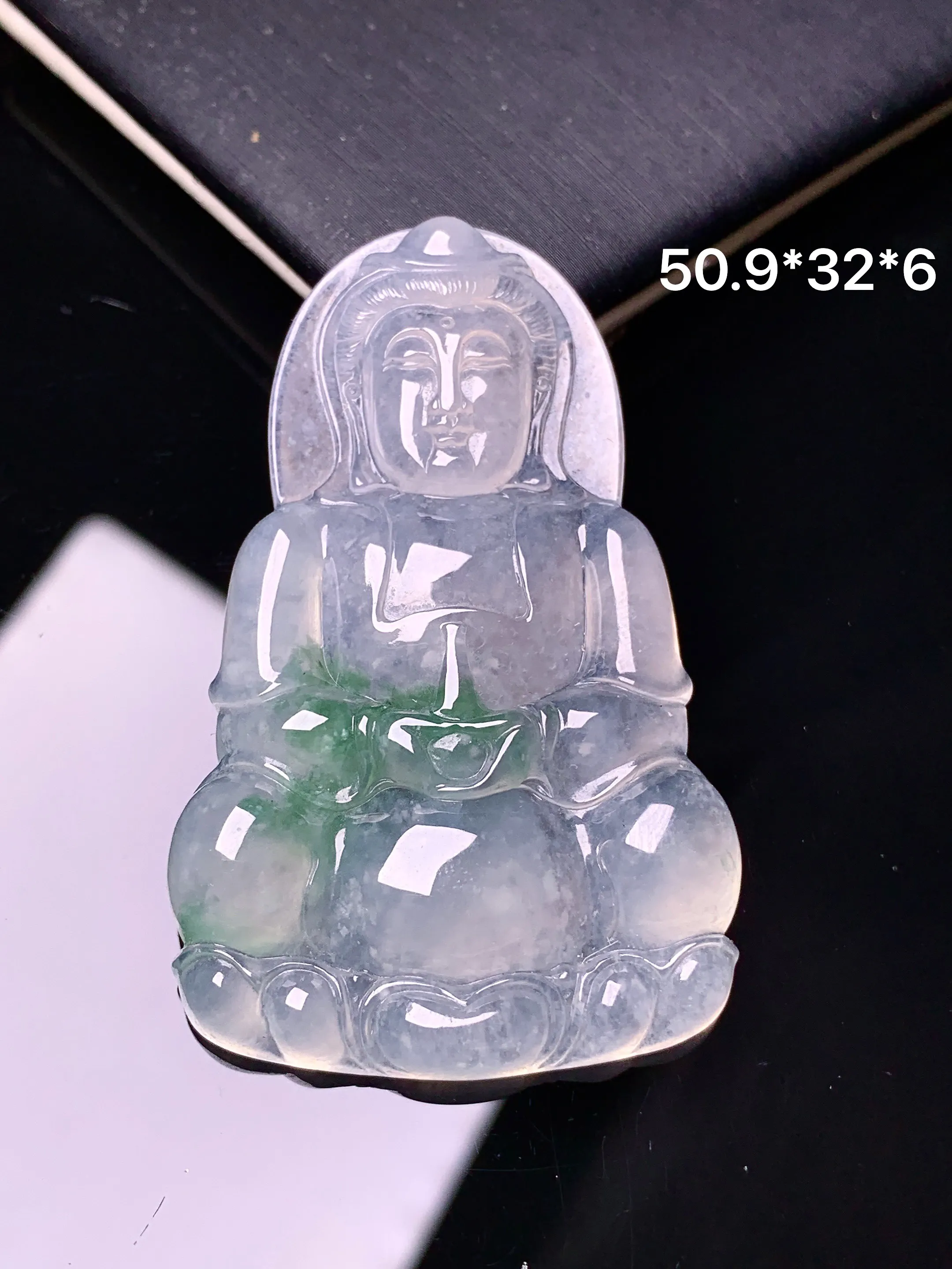 冰种飘绿观音菩萨吊坠 玉质细腻 色泽清新艳丽 整体尺寸50.9*32*6
