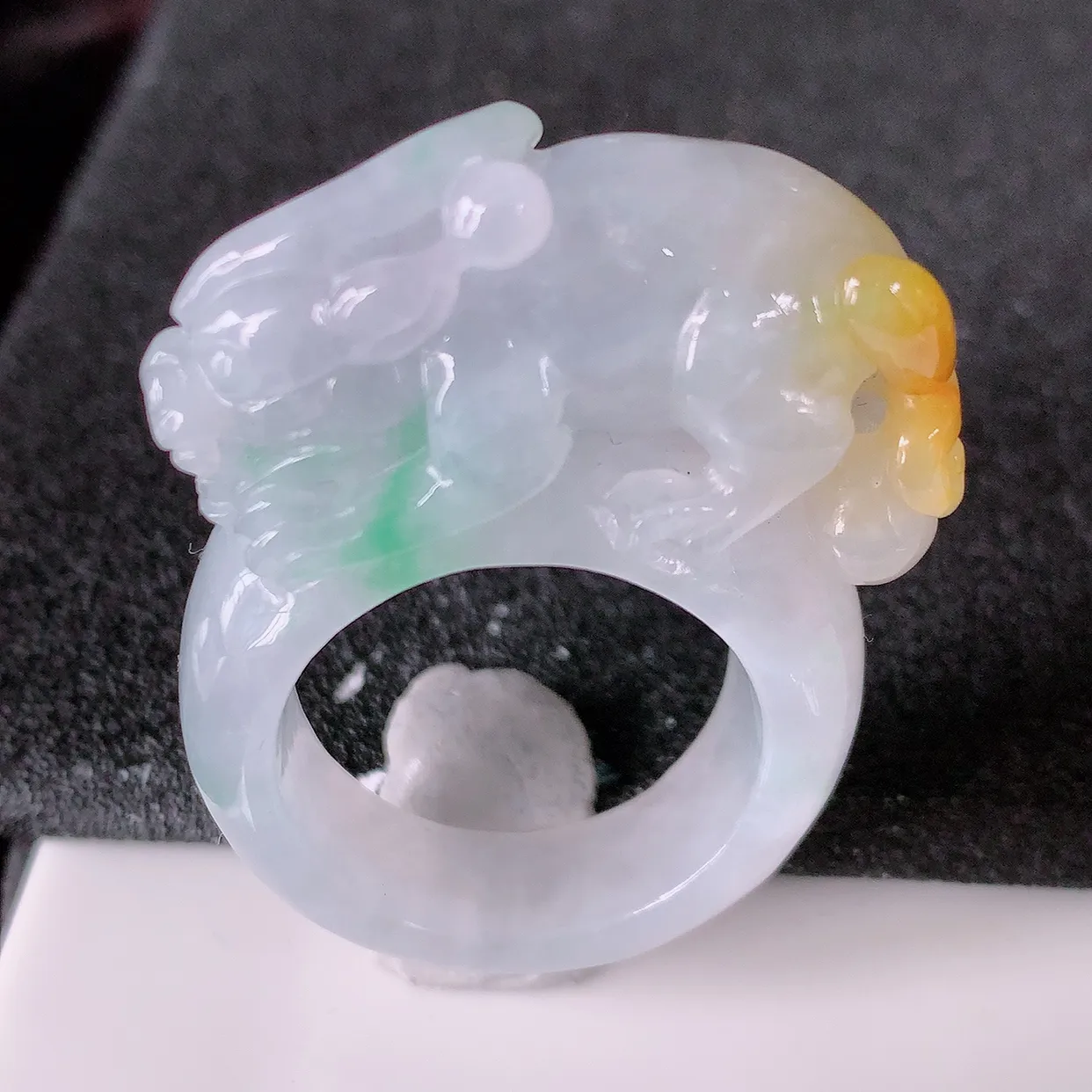 自然光实拍，特色冰黄加绿貔貅扳指，21.2mm内径冰三彩翡翠扳指，冰润指环，玉扳指，戒指，财源滚滚，