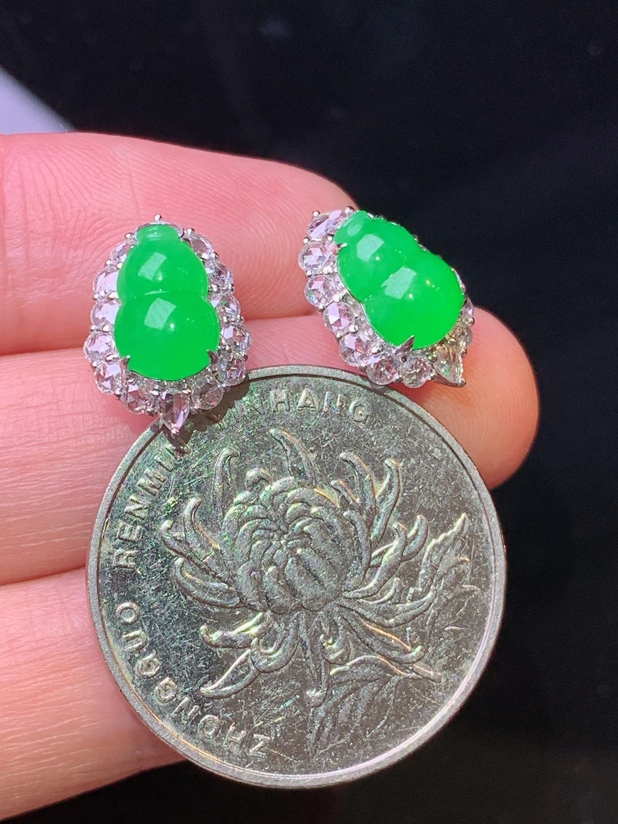 18k金钻镶嵌满绿葫芦耳钉 玉质细腻 色泽清新艳丽 整体尺寸13.8*9.6*7.5