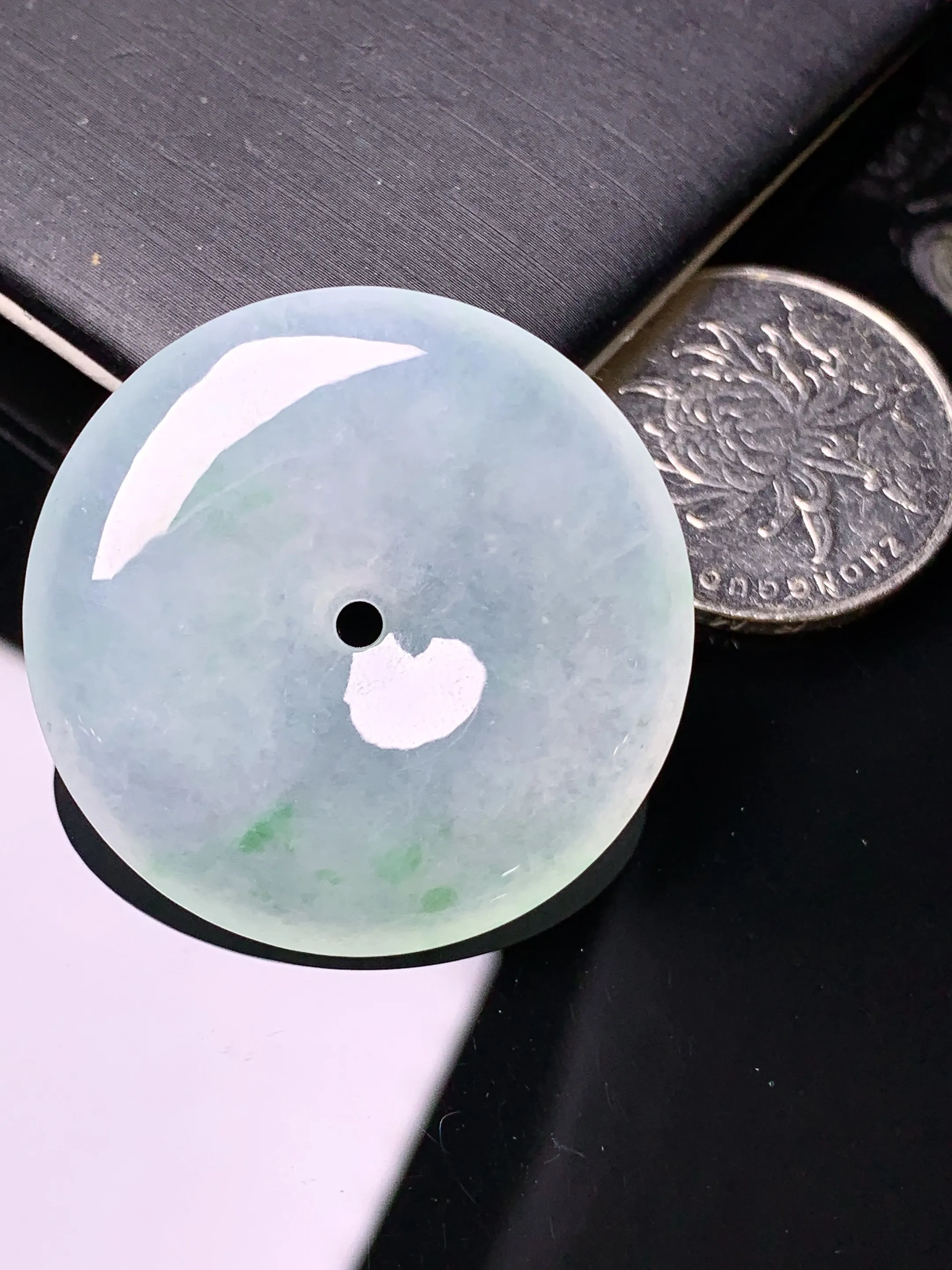 冰种飘绿平安扣吊坠 玉质细腻 色泽清新艳丽 整体尺寸34.5*5.8