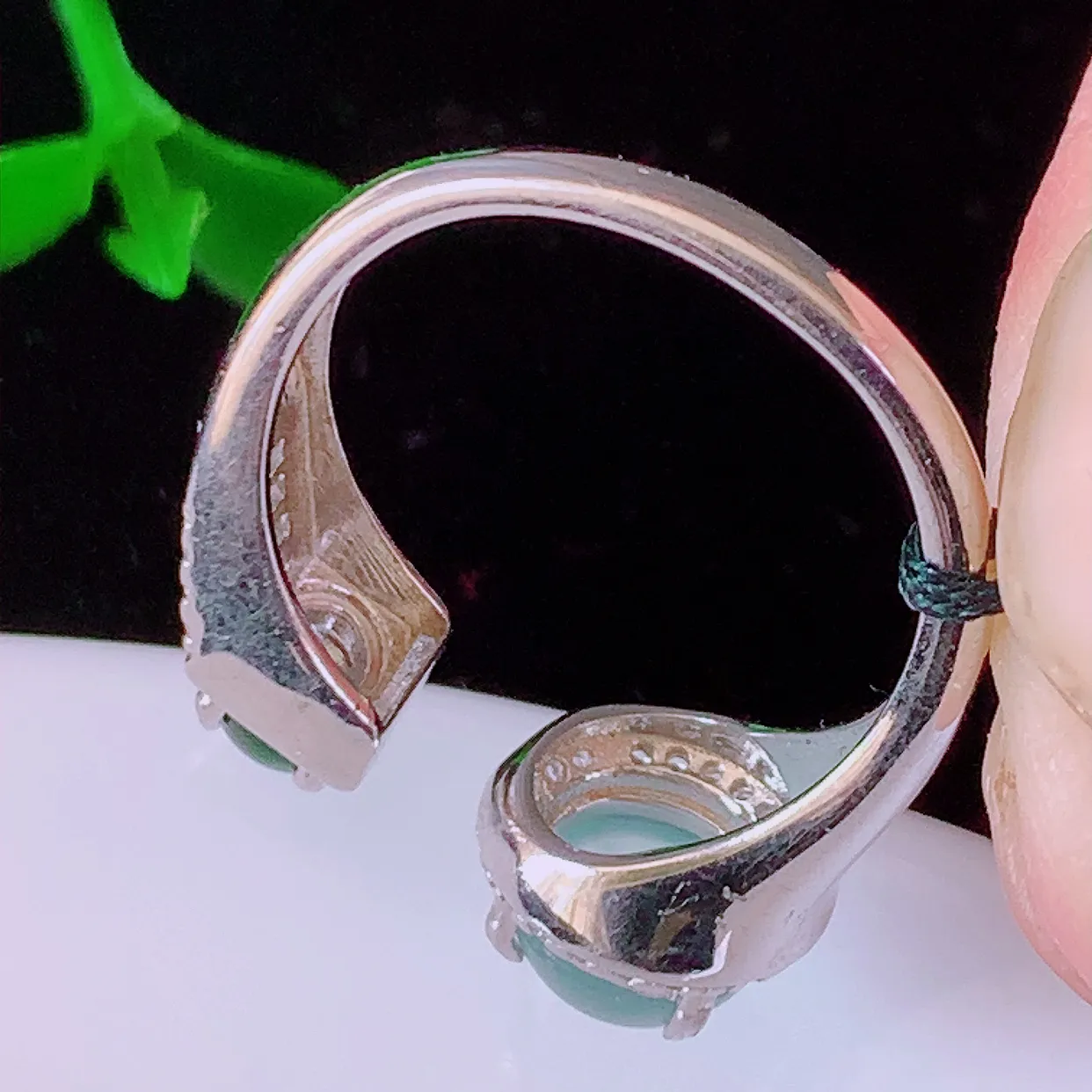 冰透满绿翡翠925银镶嵌戒指，自然光实拍，翠色灵动，颜色漂亮，种老水足，品相佳，佩戴佳品！#97.2（圈口可调大小）整体24.5*17.5*7裸石6.8*6.8