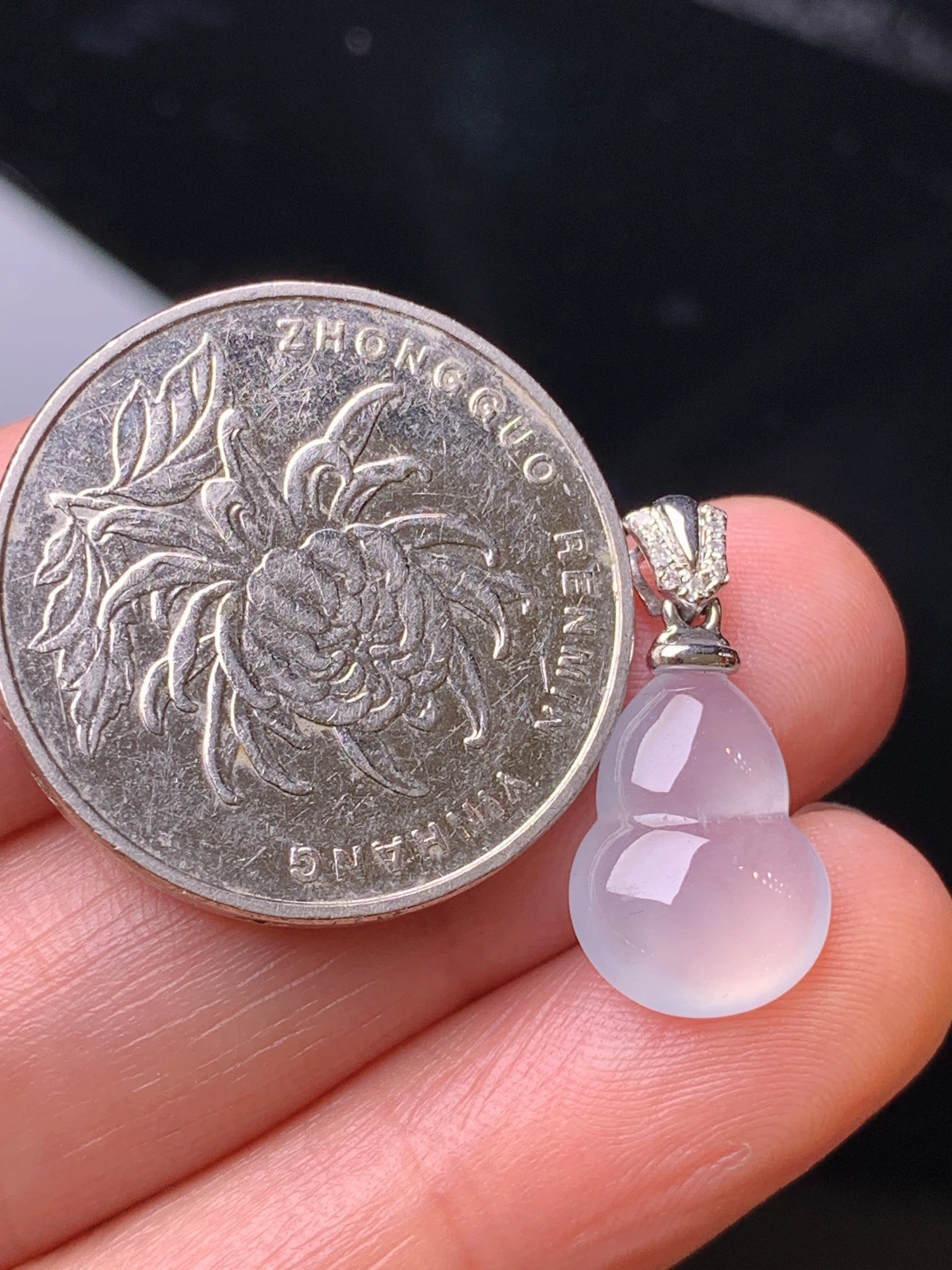 18k金钻镶嵌冰种葫芦吊坠 玉质细腻 色泽清新艳丽 整体尺寸20*10*4.5