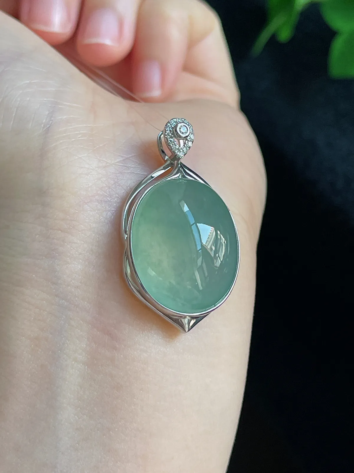 18k金翡翠冰糯种淡绿色蛋面吊坠