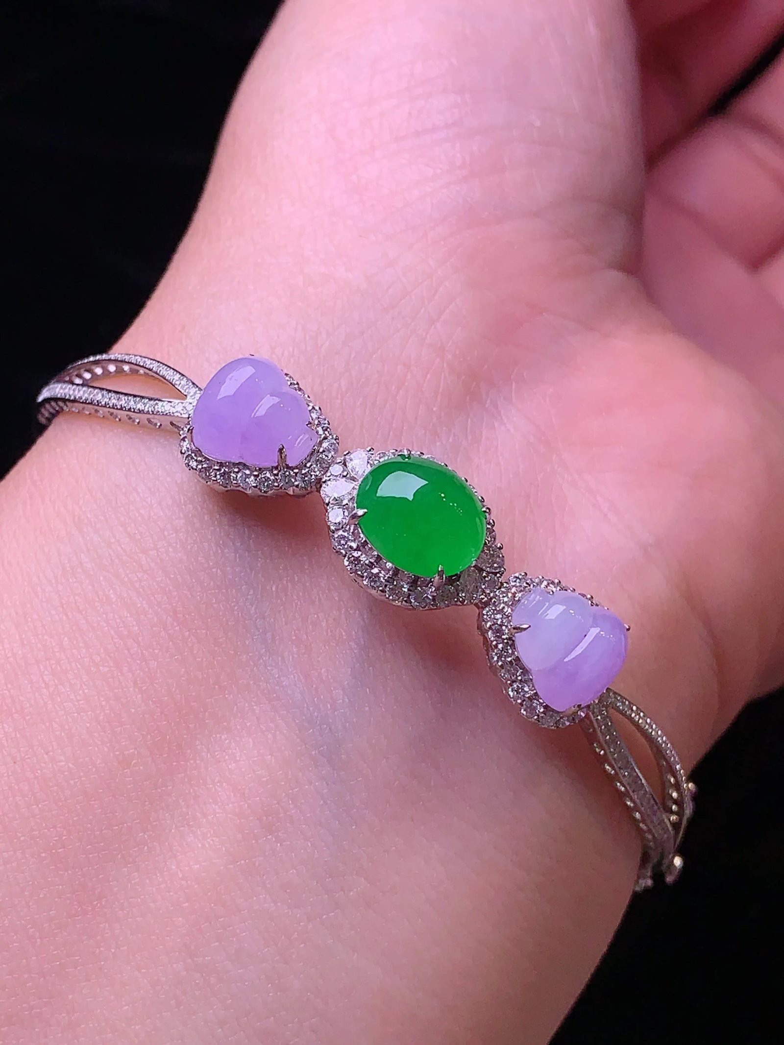 18k金钻镶嵌满绿蛋面手镯 玉质细腻 色泽艳丽 圈口55.5整体尺寸8.8*7.6*4.6