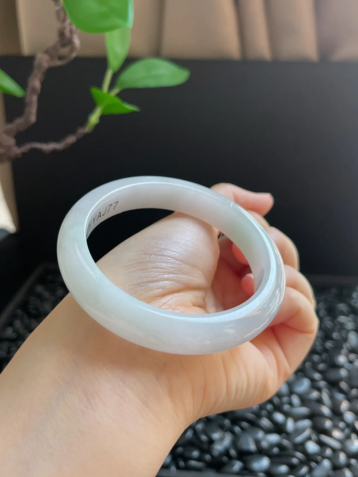 正圈57.4圈口，翡翠糯化种淡绿色手镯