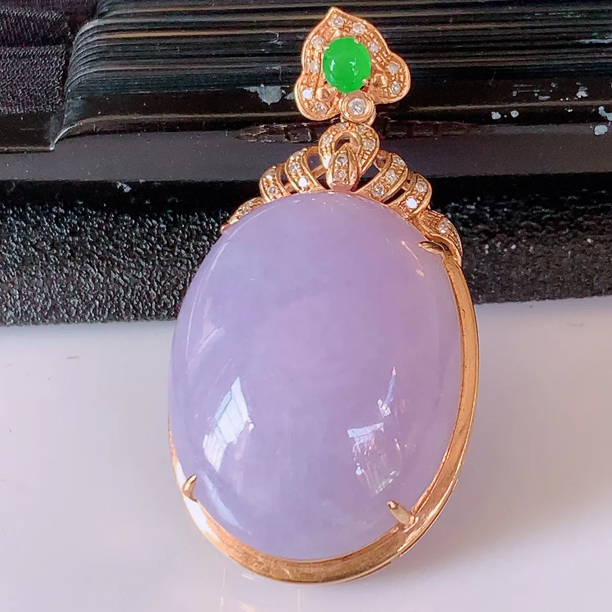 自然光实拍，18K金镶嵌大颗紫罗兰翡翠蛋面吊坠，紫罗兰时‮大尚‬方，款式经典，紫罗兰，佩戴优雅高贵上档次！#83.2整体36.8*19.5*10.8裸石23*17.8