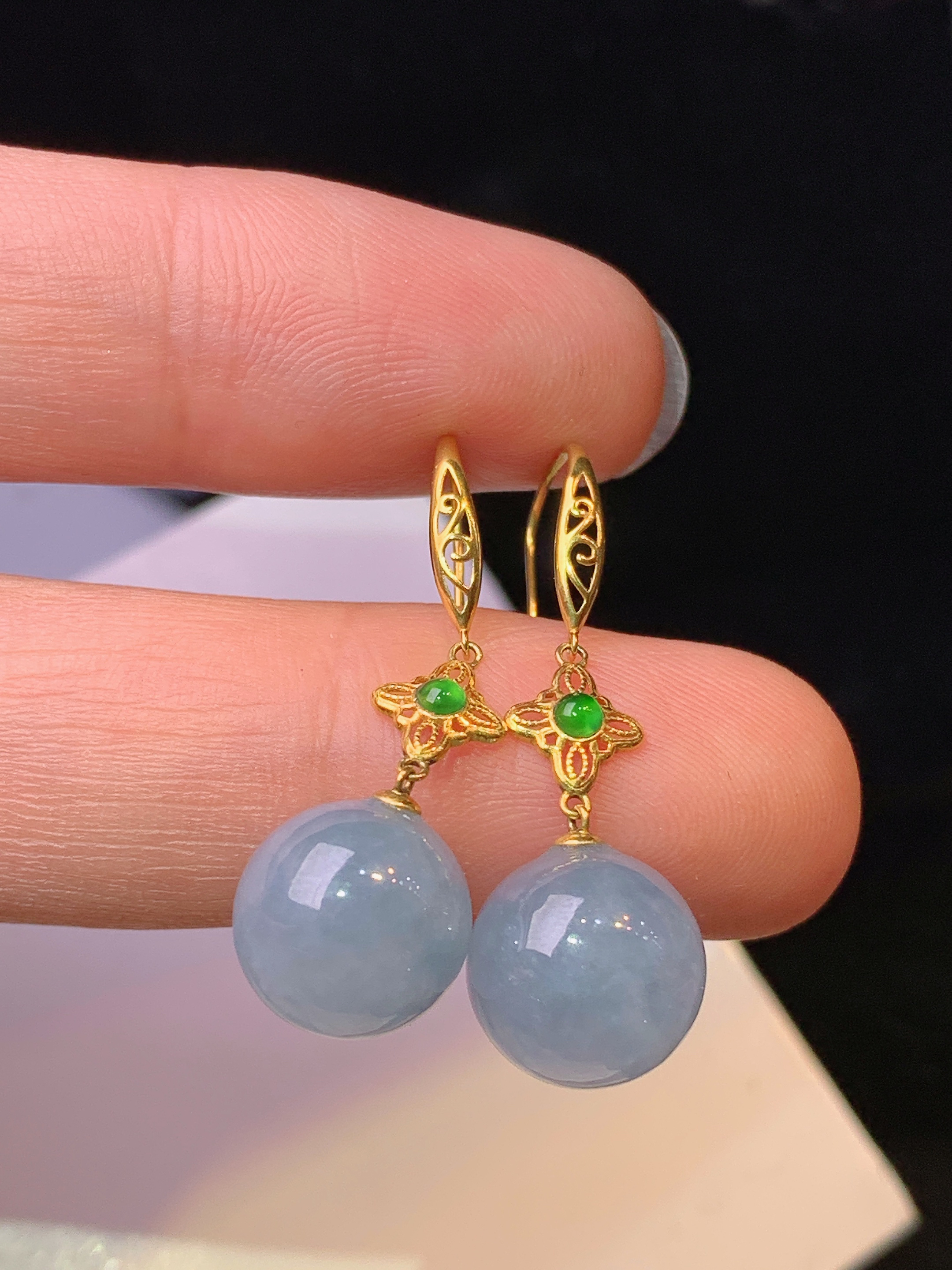 18k金镶嵌紫罗兰圆珠耳坠 玉质细腻 色泽清新艳丽 整体尺寸31.6*10