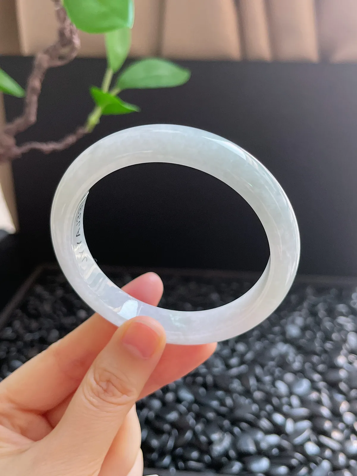 正圈57.9圈口，翡翠糯化种淡绿色手镯