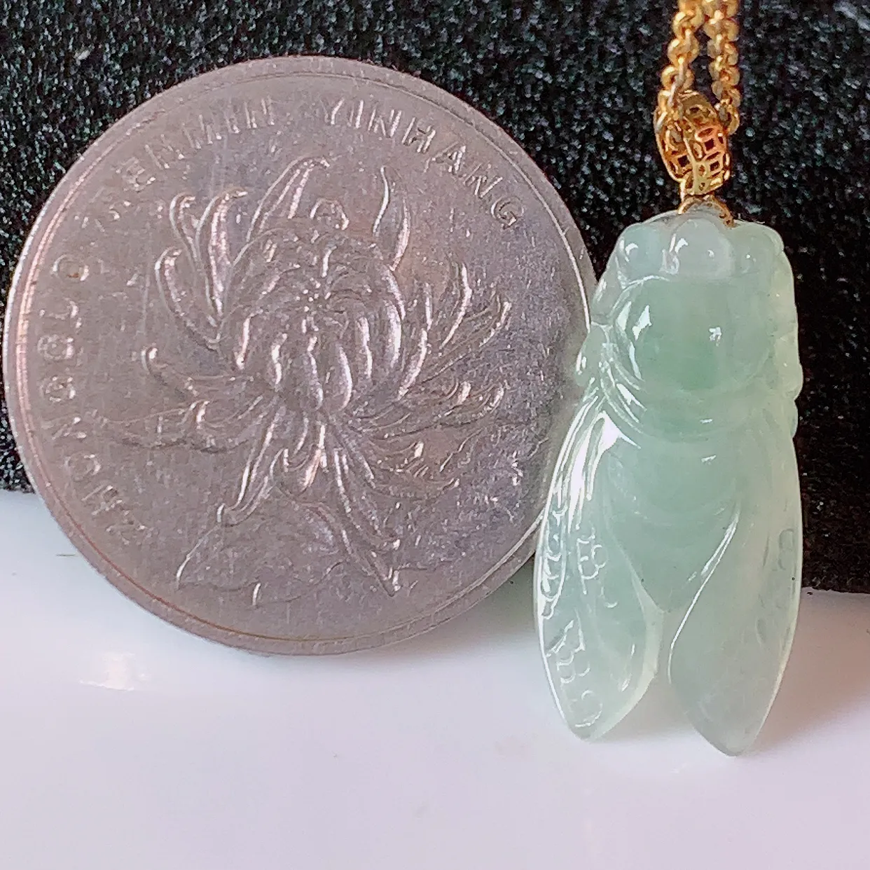 18K金镶嵌冰种翡翠招财金蝉吊坠，种老水足，雕工精湛 ，寓意美好，佩戴时尚出众！#1.2