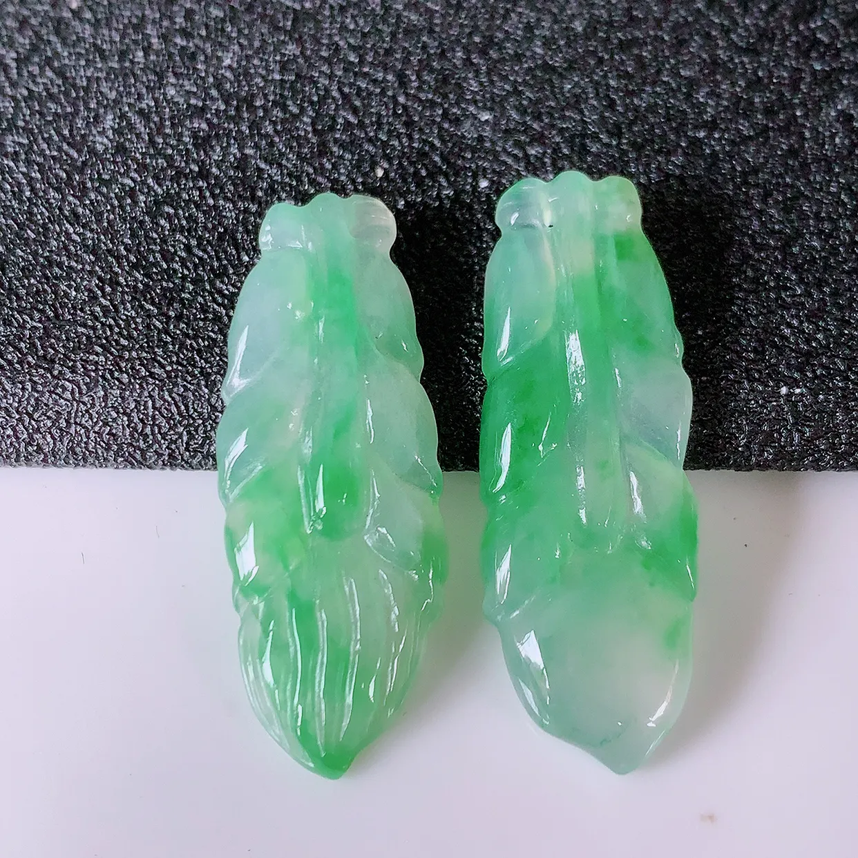 自然光实拍，冰种飘绿翡翠一对羽毛耳坠，翠色灵动，玉质细腻，颜色漂亮，品相佳， 佩戴佳品！配银线 #0