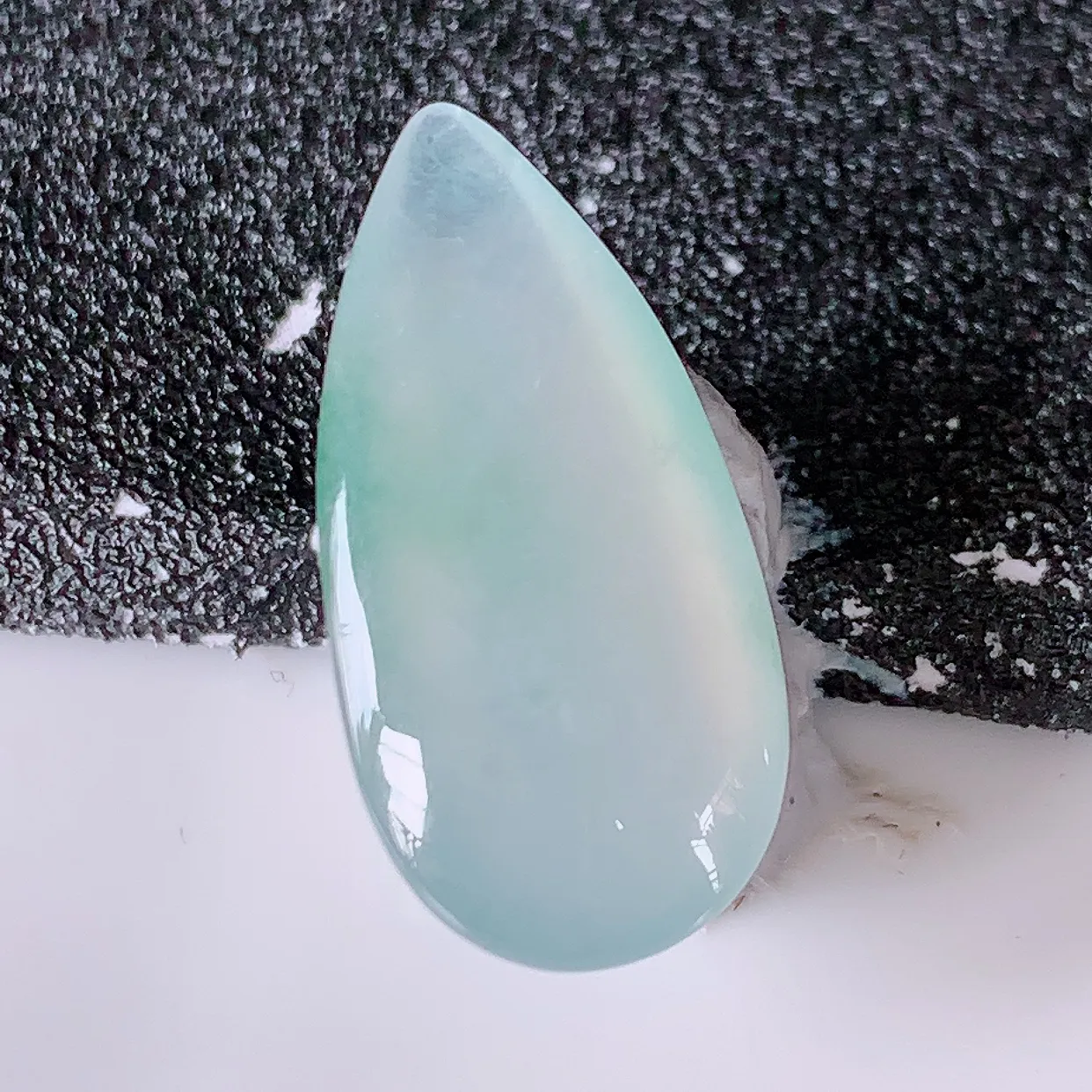 自然光实拍，冰种飘花翡翠水滴戒面，蛋面，翠色灵动，玉质细腻，颜色漂亮，品相佳， 镶嵌更靓，佩戴佳品！#94.30