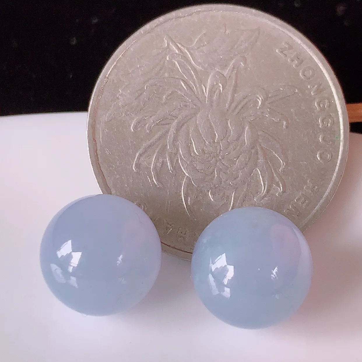 自然光实拍，冰紫罗兰翡翠一对圆珠、转运珠吊坠，寓意“时来运转，财源滚滚” 寓意佳， 荧光灼灼，转运珠佩戴时尚优雅！#1.30尺寸10.5