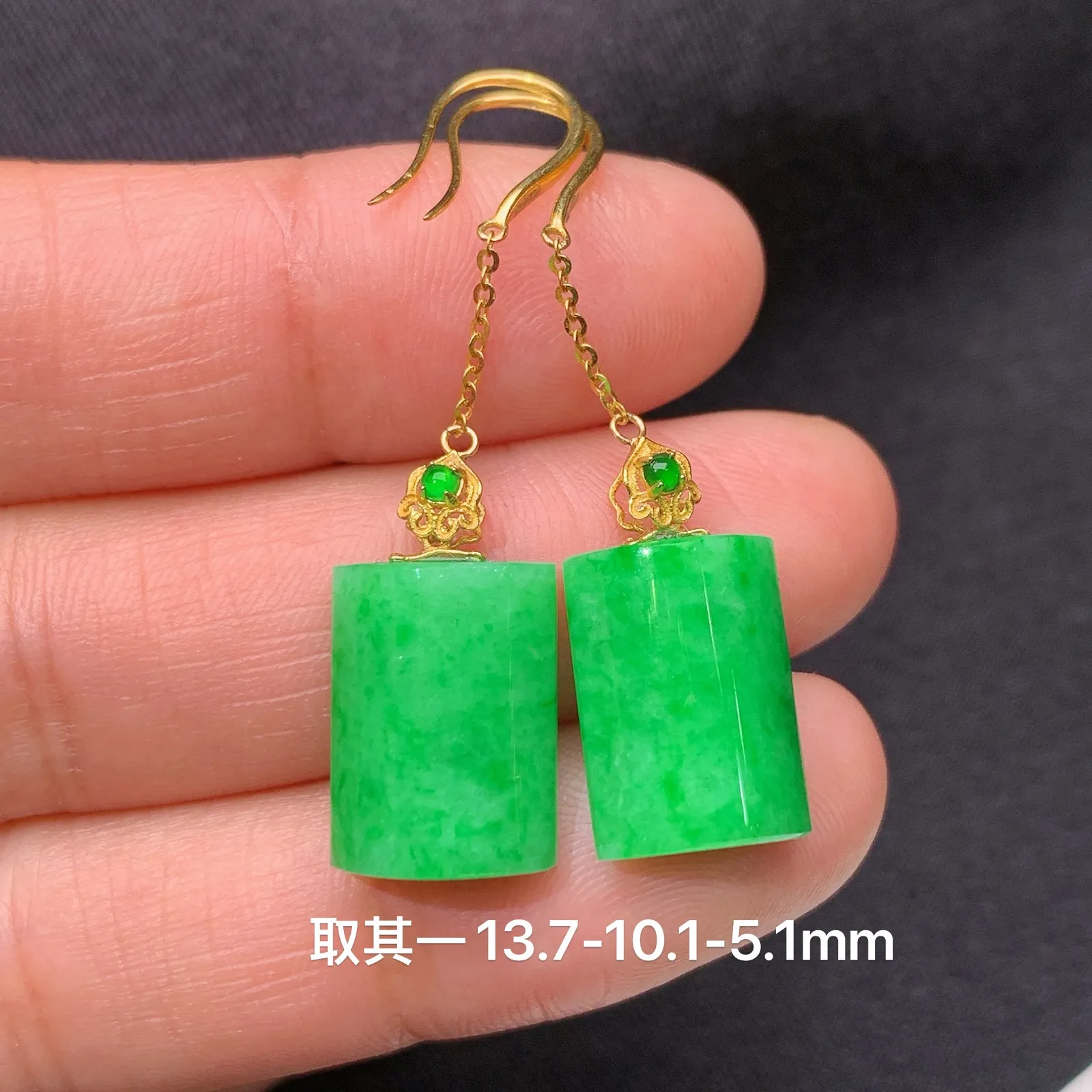 阳绿无事牌耳坠，18k金镶嵌，简约时尚，冰润色阳，种水足，zha 尺寸13.7*10.1*5.1