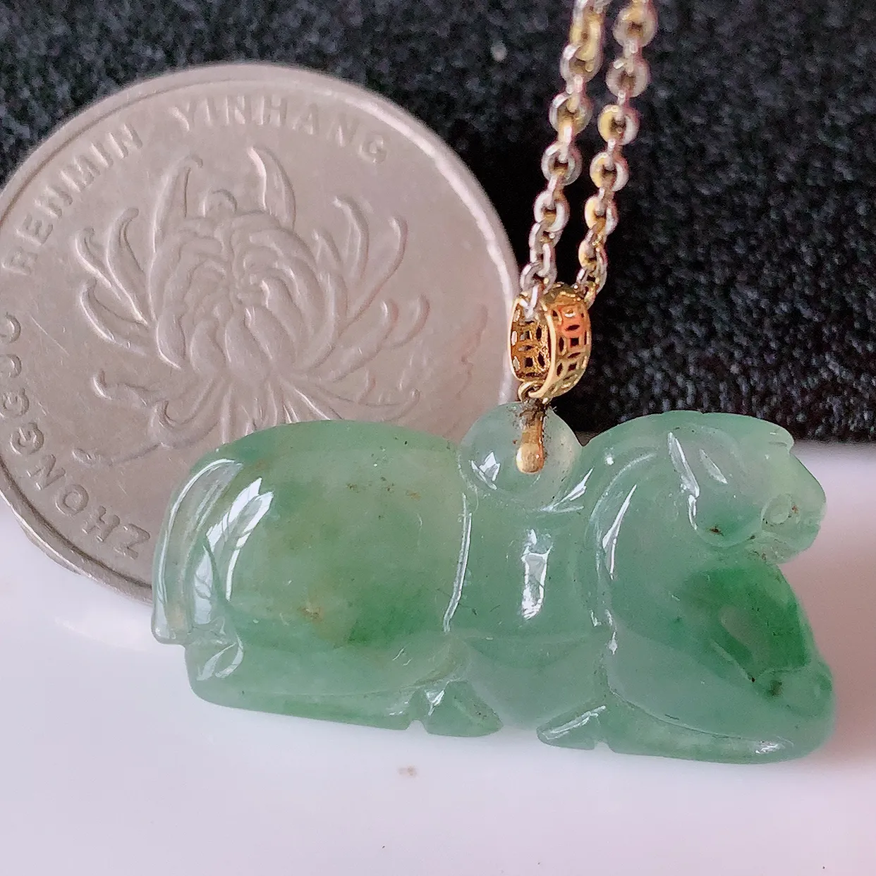 18K金镶嵌冰种黄加绿翡翠生肖马上有钱吊坠，种老水足，雕工精湛 ，寓意美好， 佩戴时尚出众！#1.30