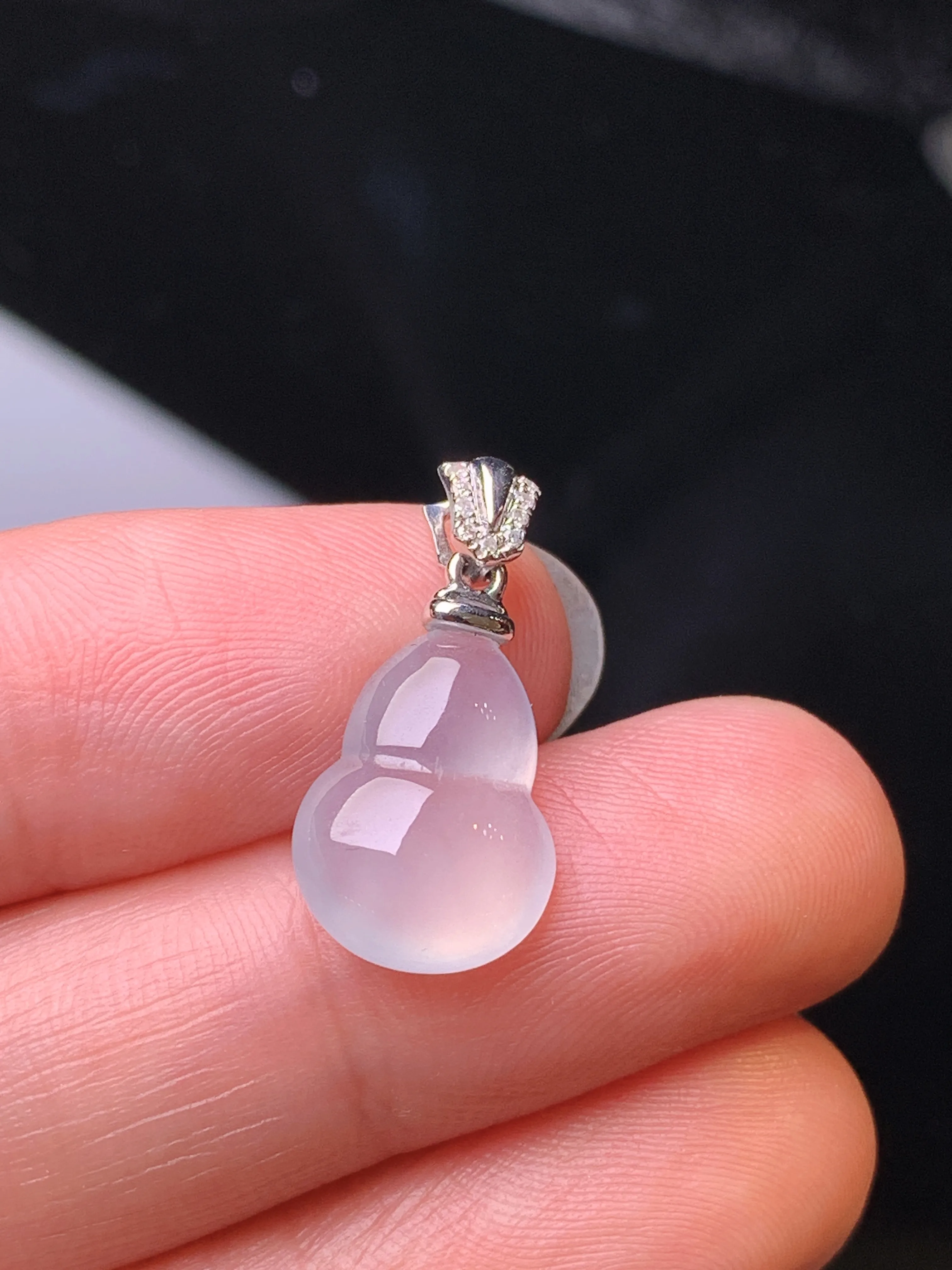 18k金钻镶嵌冰种葫芦吊坠 玉质细腻 色泽清新艳丽 整体尺寸20*10*4.5