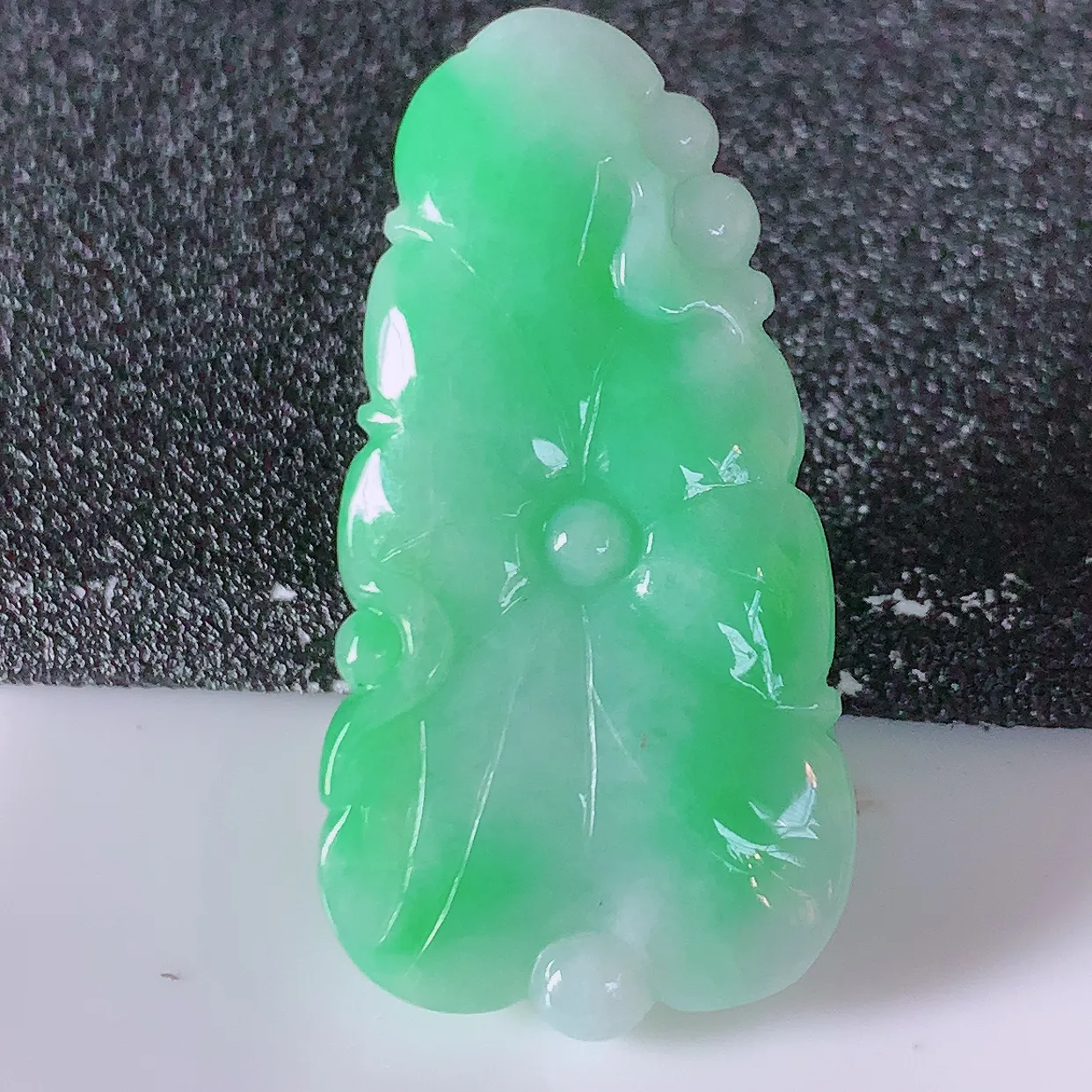 自然光实拍，冰润飘绿翡翠荷叶鱼、和和美美玉坠，财源广进，自然隐逸、荷本是素不着尘之物，有和美之寓意。#05.2