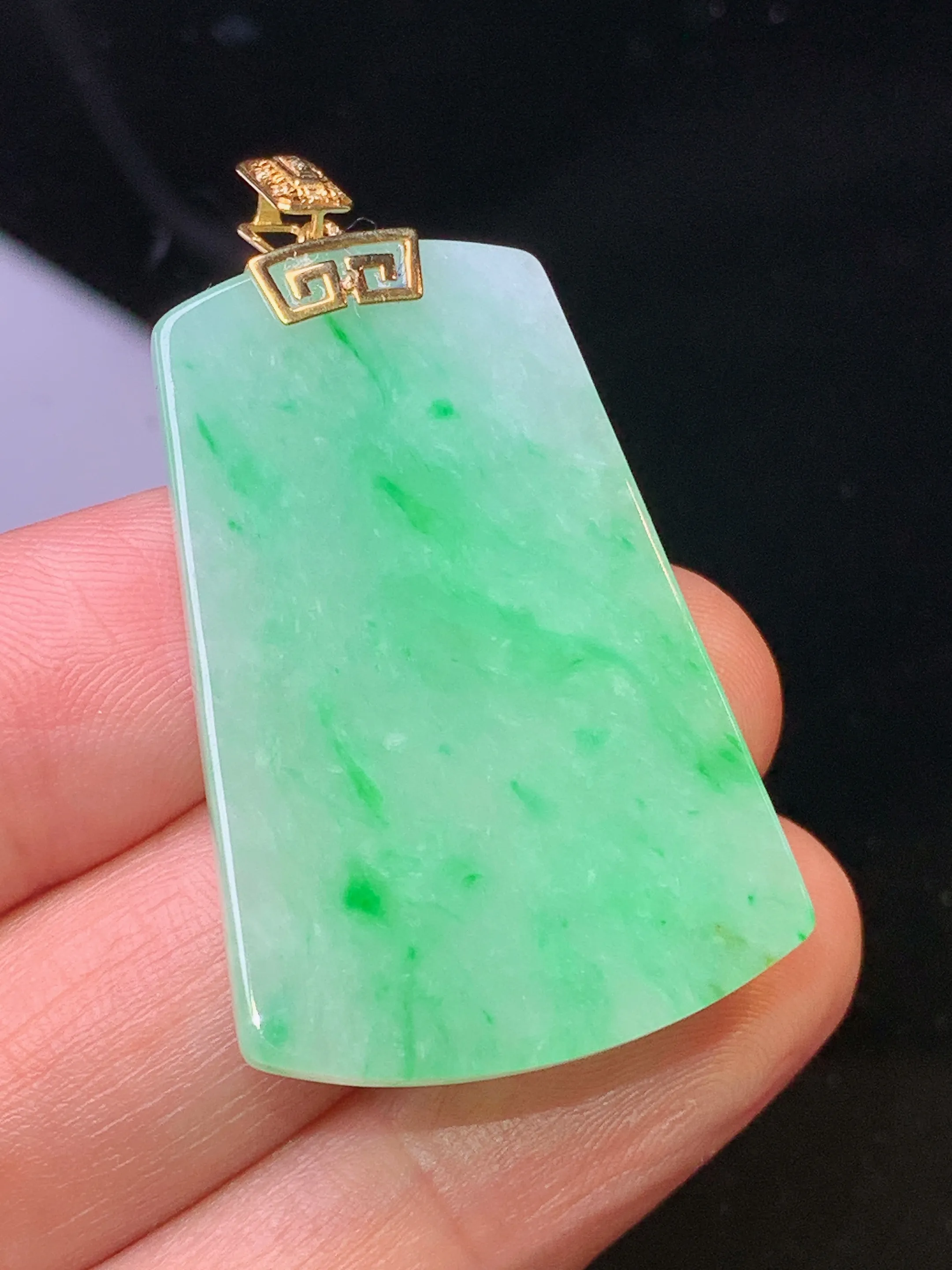 18k金镶嵌翠绿无事牌吊坠 玉质细腻 色泽清新艳丽 整体尺寸42*24.5*3.5