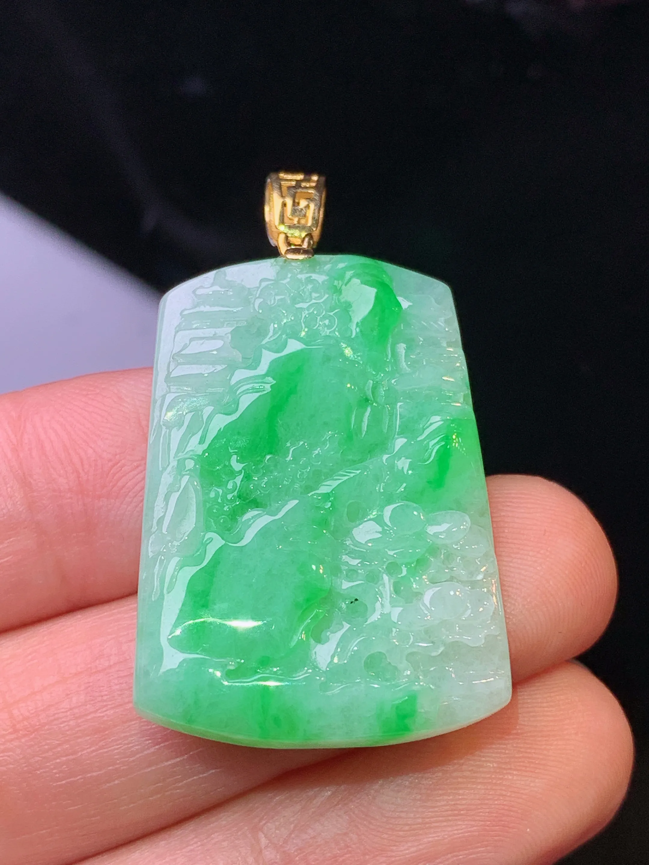 18k金镶嵌翠绿山水牌子吊坠 玉质细腻 色泽清新艳丽 整体尺寸38.5*21.5*5.2