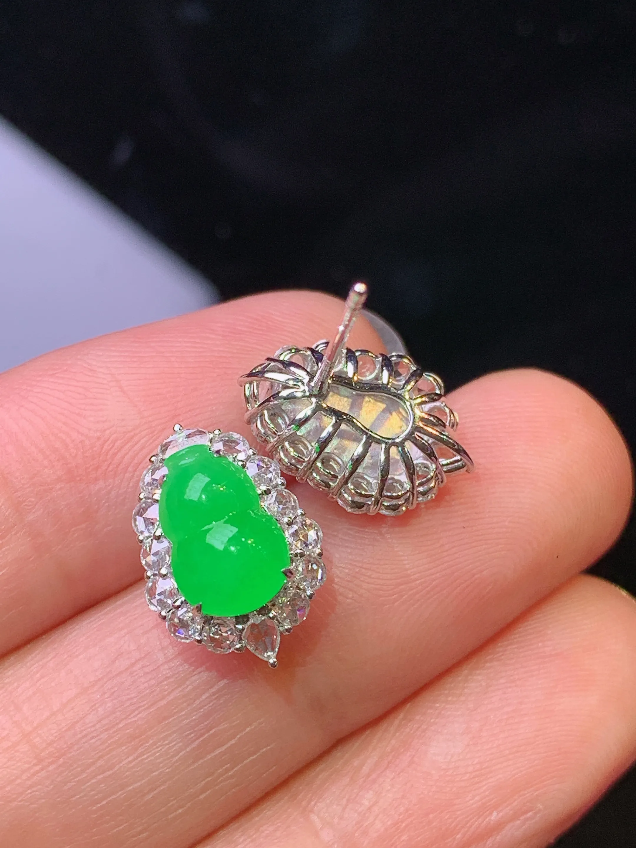 18k金钻镶嵌满绿葫芦耳钉 玉质细腻 色泽清新艳丽 整体尺寸13.8*9.6*7.5