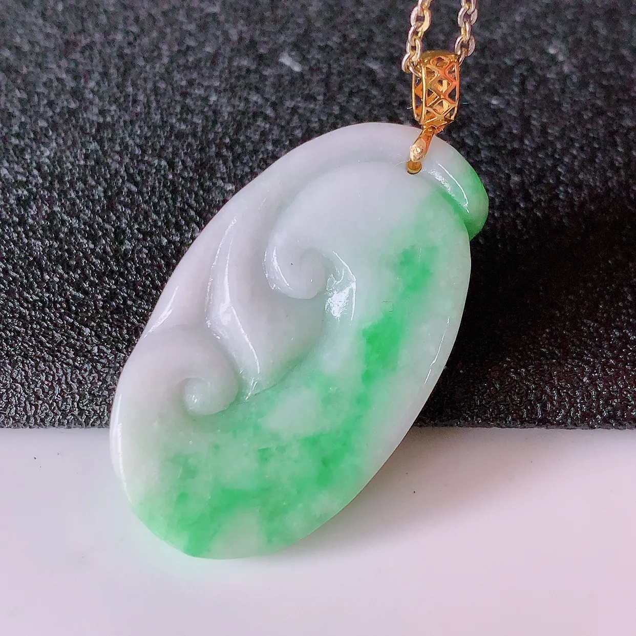 18K金镶嵌飘绿翡翠如意吊坠，简单的镶嵌设计、让玉坠百搭又精致，寓意着吉祥， 事事如意！#1.30