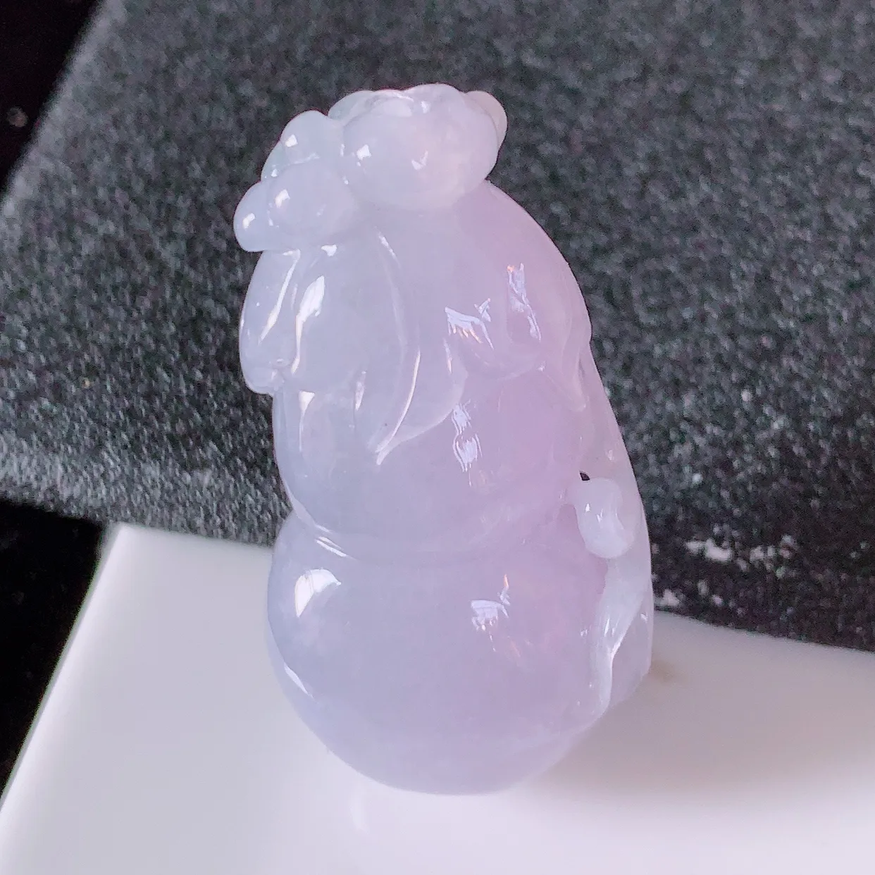 自然光实拍，冰润紫罗兰翡翠葫芦吊坠，寓意福禄双全，财源滚滚，清新脱俗，佩戴效果优雅迷人！#57.2