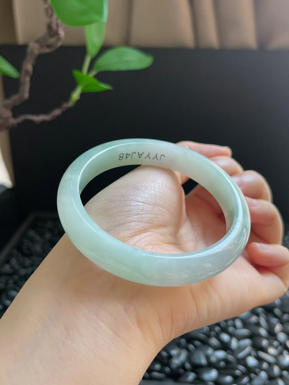 正圈57.6圈口，翡翠糯化种淡绿色手镯