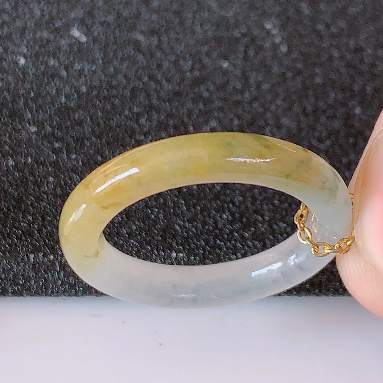 自然光实拍，特色冰种黄加绿翡翠指环，17mm内径冰三彩翡翠指环，玉戒指，玉质莹润，好精美好冰润的指环