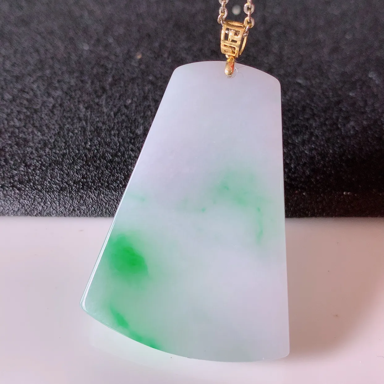 18K金镶嵌冰润飘阳绿翡翠无事牌吊坠，平安无事牌，平平安安，无事牌翠色灵动， 佩戴平安时尚！#41.30整体45*裸石39*28.5*4