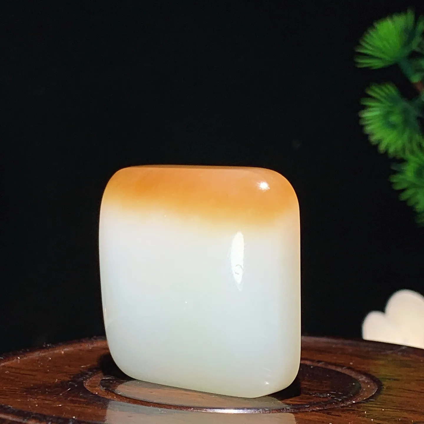 新疆和田玉羊脂白且末糖平安无事牌牌子挂件。尺寸35/11重31.3克 无裂无杂 玉质细腻油润 底色纯净 脂粉好，品质好。lt250103