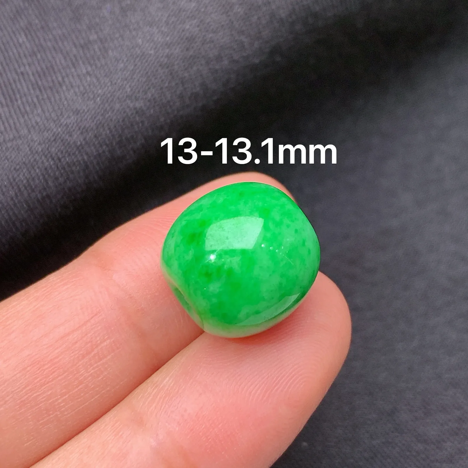 阳绿路路通，冰润色阳，玉质细腻，种水足，Qx 尺寸13*13.1