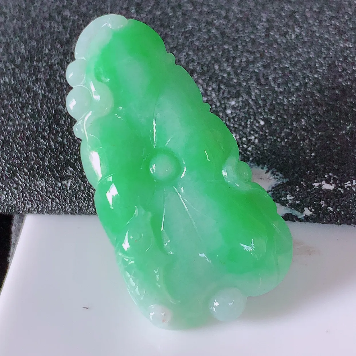 自然光实拍，冰润飘绿翡翠荷叶鱼、和和美美玉坠，财源广进，自然隐逸、荷本是素不着尘之物，有和美之寓意。#05.2