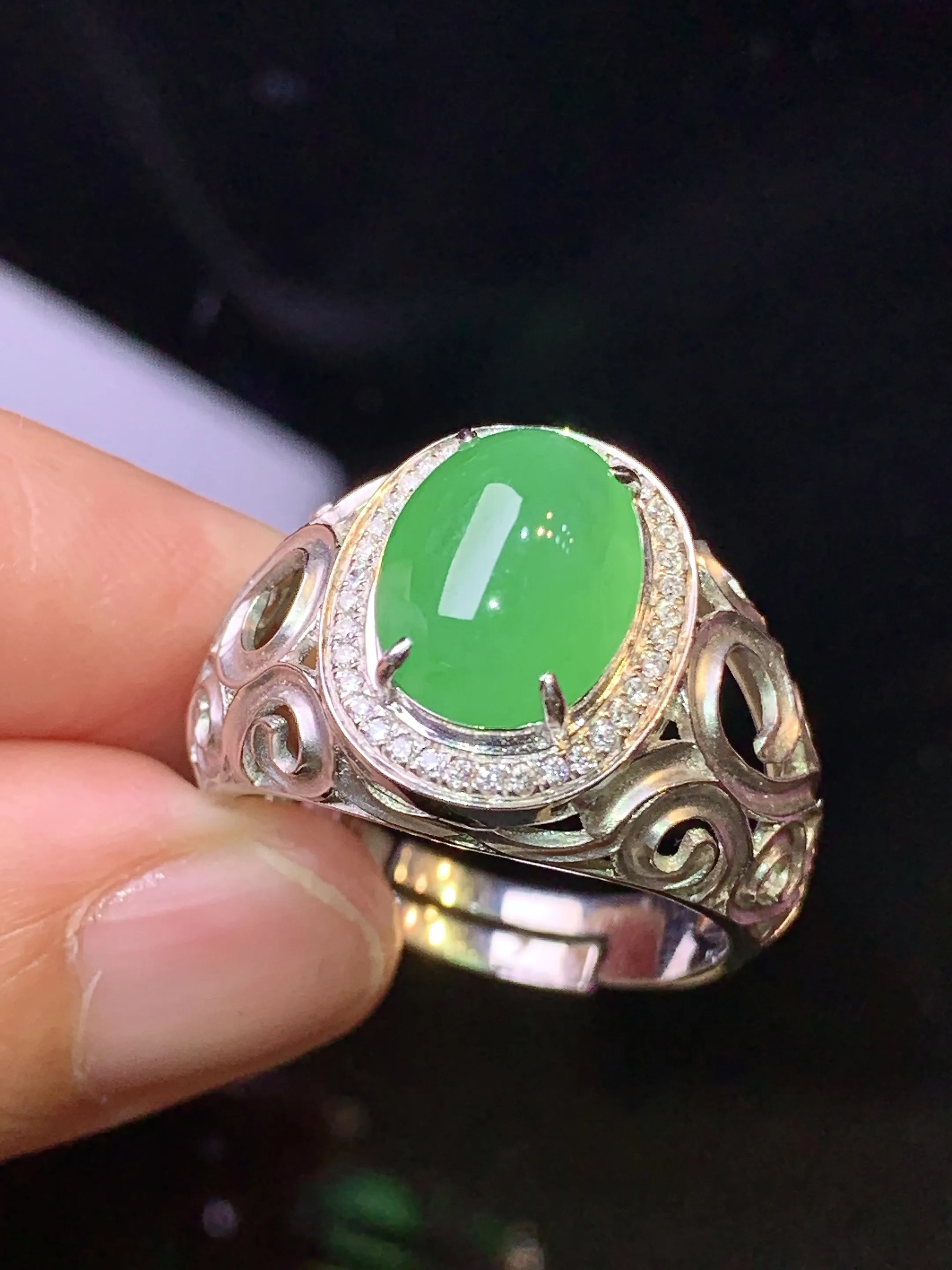 18k金钻镶嵌满绿蛋面戒指 玉质细腻 色泽清新艳丽 圈口21.5 裸石尺寸11.8*9*5.5