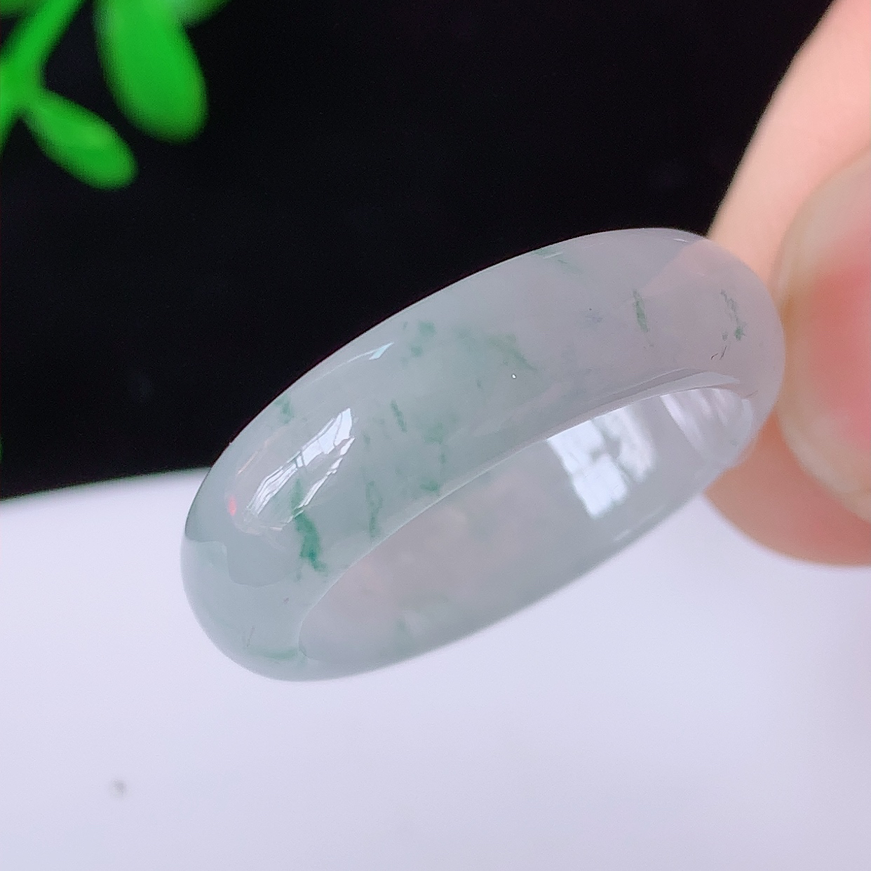 自然光实拍，17.8mm内径翡翠指环，玉戒指，玉质莹润，好精美好冰润的指环，16圈口， 上手纤巧！#