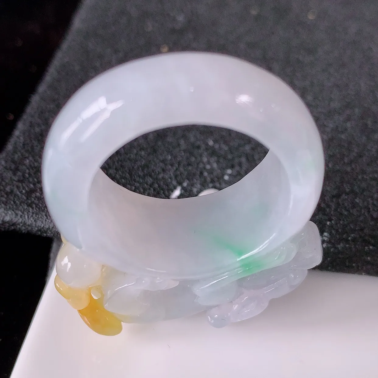 自然光实拍，特色冰黄加绿貔貅扳指，21.2mm内径冰三彩翡翠扳指，冰润指环，玉扳指，戒指，财源滚滚，玉质细腻起胶，26圈口，种水 好！#1.30尺寸41.8-21.2*16*11