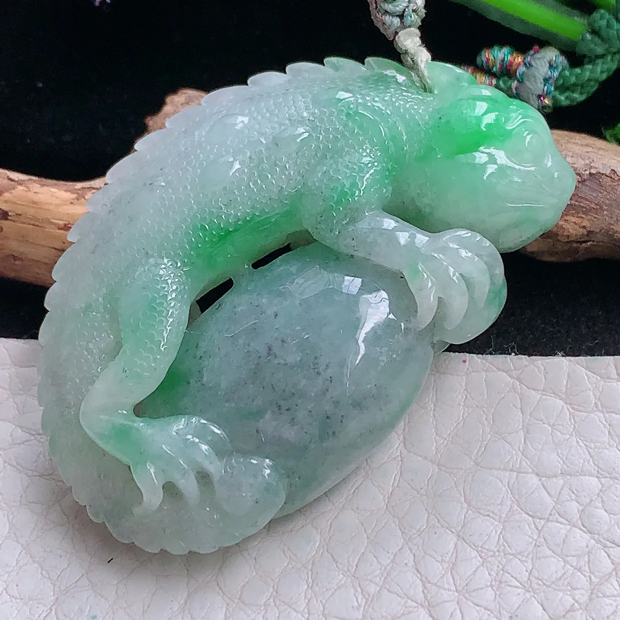 py实拍51.6*34*14.2缅甸翡翠精雕飘绿蜥蜴 吸亿玉挂件 玉吊坠