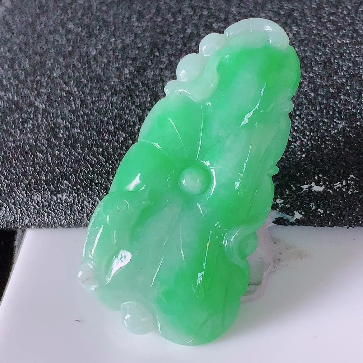 自然光实拍，冰润飘绿翡翠荷叶鱼、和和美美玉坠，财源广进，自然隐逸、荷本是素不着尘之物，有和美之寓意。#05.2