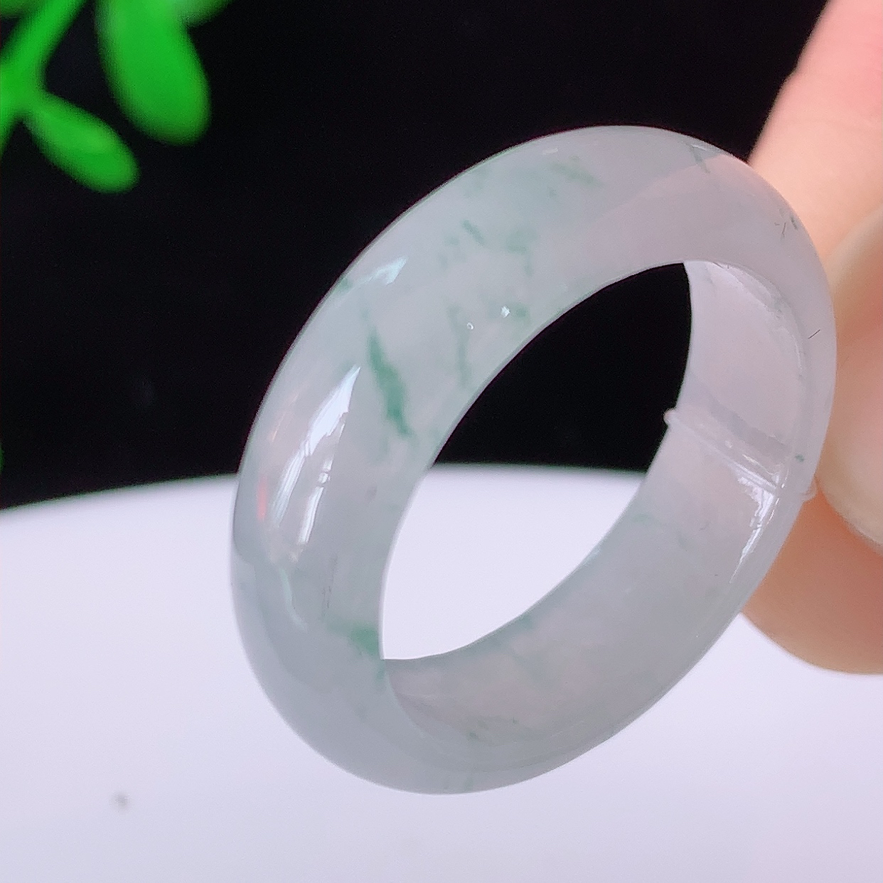 自然光实拍，17.8mm内径翡翠指环，玉戒指，玉质莹润，好精美好冰润的指环，16圈口， 上手纤巧！#49.30尺寸17.8*5.8*3