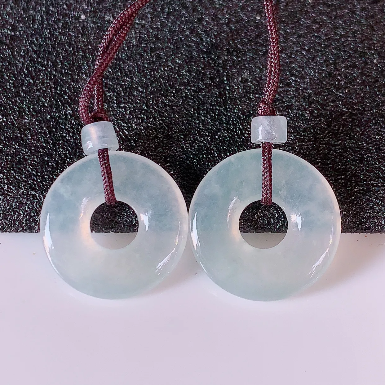 自然光实拍，冰种翡翠一对平安扣耳坠，翠色灵动，玉质细腻，颜色漂亮，品相佳，佩戴佳品！配银线 #57.2