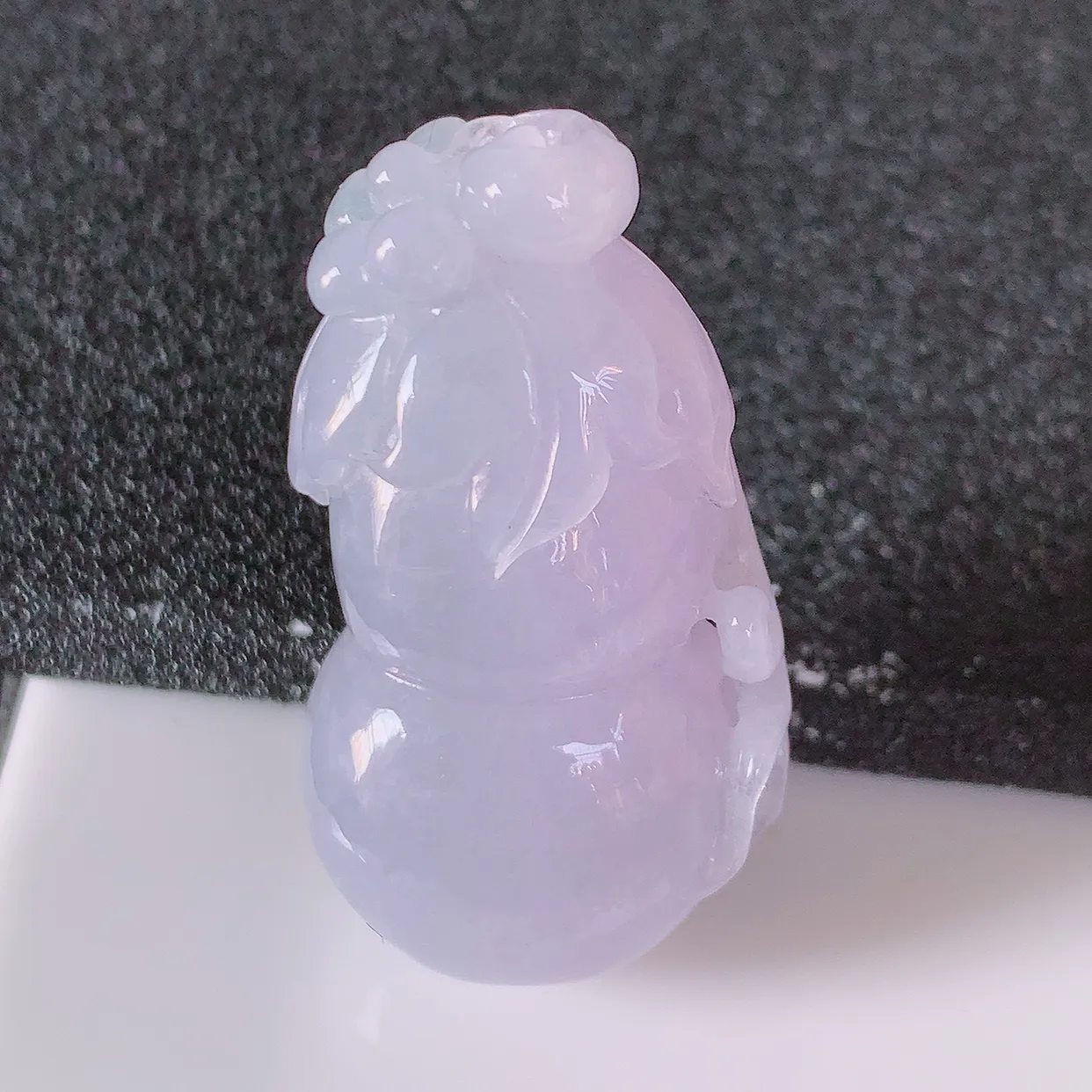 自然光实拍，冰润紫罗兰翡翠葫芦吊坠，寓意福禄双全，财源滚滚，清新脱俗，佩戴效果优雅迷人！#57.2