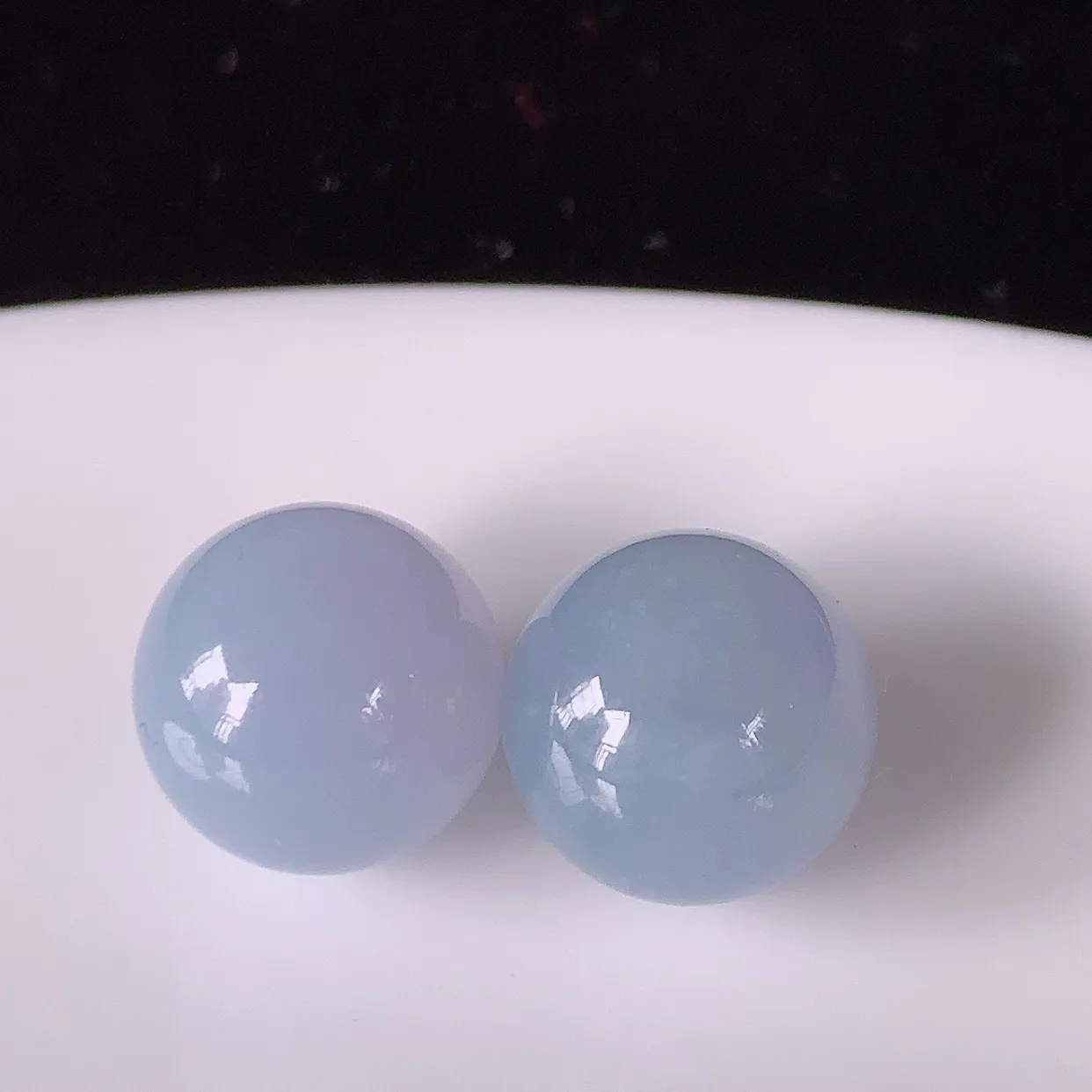 自然光实拍，冰紫罗兰翡翠一对圆珠、转运珠吊坠，寓意“时来运转，财源滚滚” 寓意佳， 荧光灼灼，转运珠佩戴时尚优雅！#1.30尺寸10.5