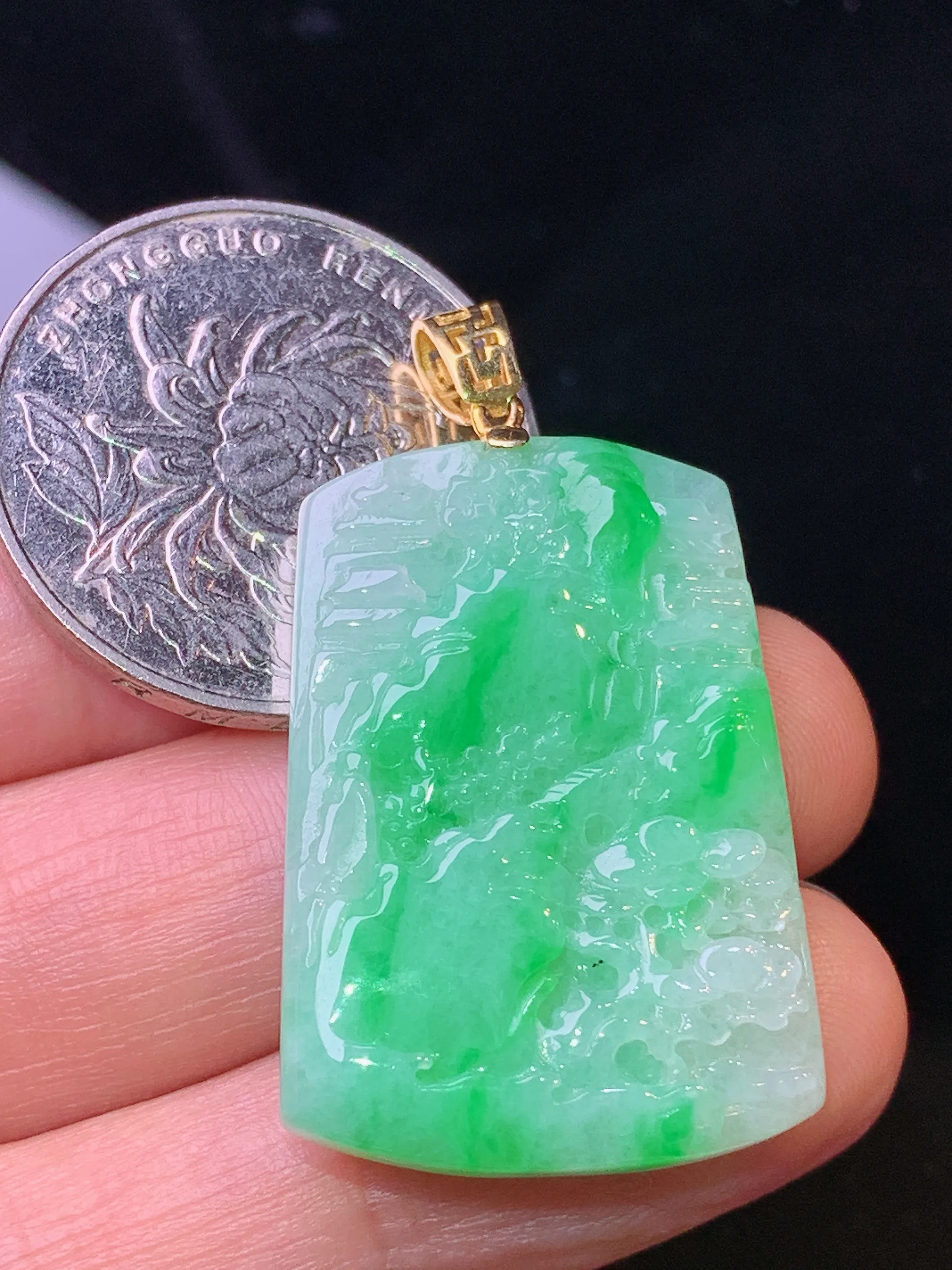 18k金镶嵌翠绿山水牌子吊坠 玉质细腻 色泽清新艳丽 整体尺寸38.5*21.5*5.2