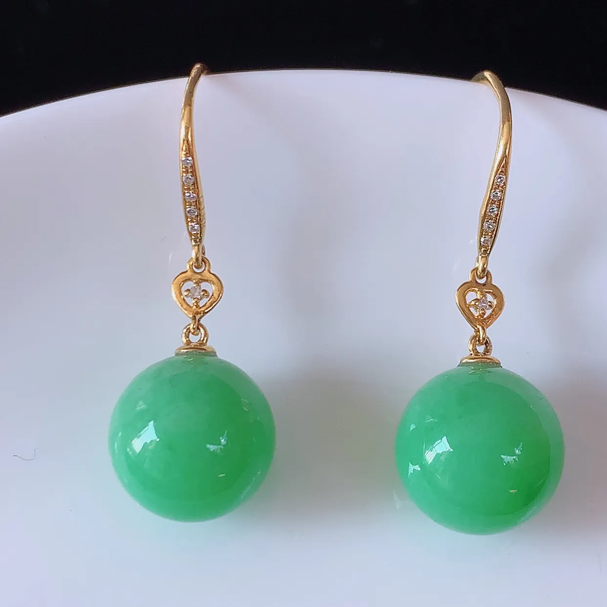 18k金镶嵌满绿翡翠圆珠耳坠，沁人心脾，耳坠佩戴效果大气出众，尽显气质。种水好，胶感足，颜相当漂亮，