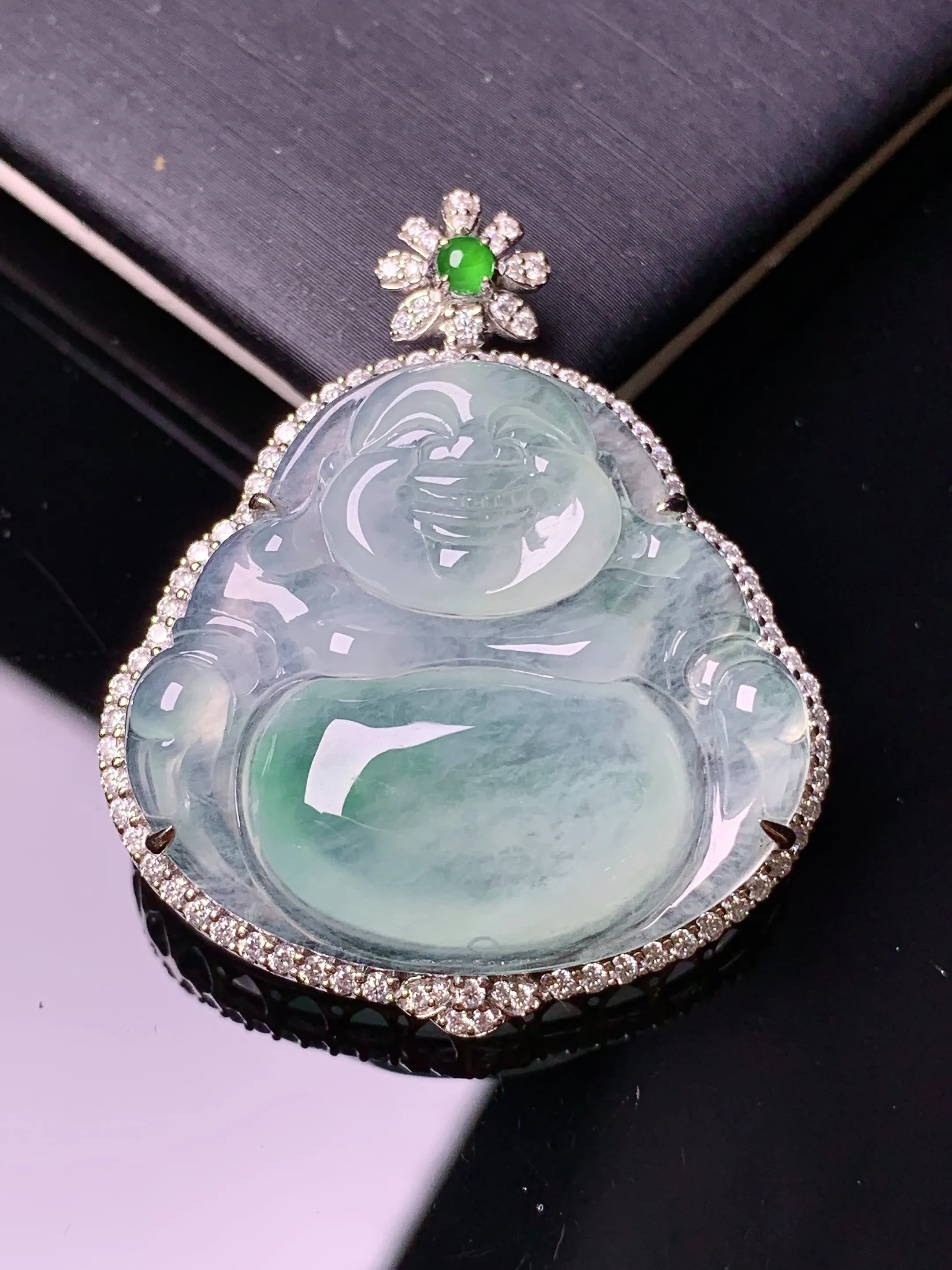 18k金钻镶嵌飘绿佛公吊坠 玉质细腻 色泽清新艳丽 整体尺寸37.5*31.3*9