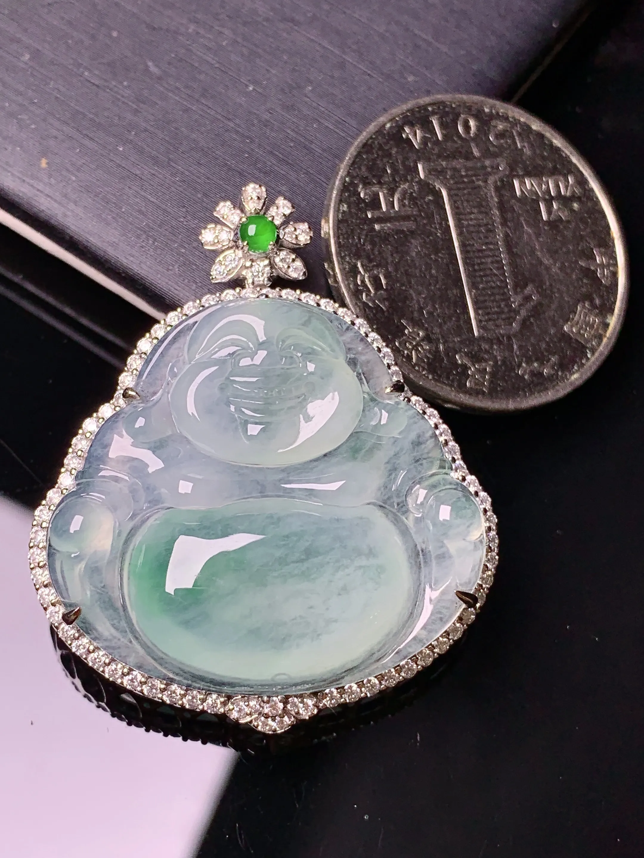 18k金钻镶嵌飘绿佛公吊坠 玉质细腻 色泽清新艳丽 整体尺寸37.5*31.3*9