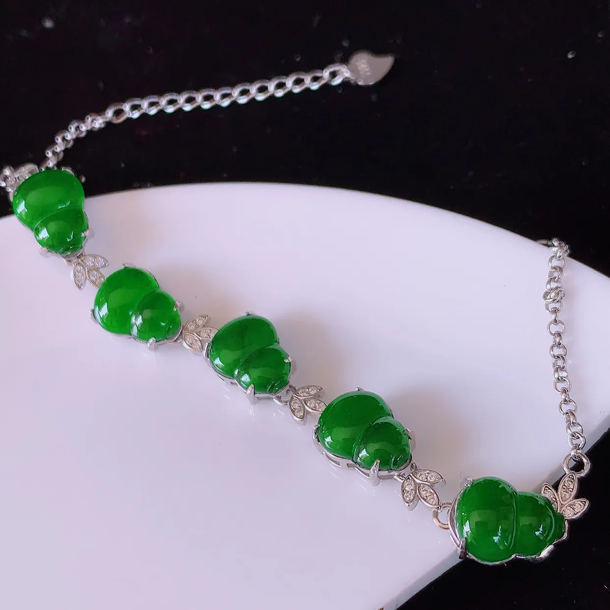 冰透满绿翡翠925银镶嵌手链，自然光实拍，翠色灵动，颜色漂亮，种老水足，品相佳，佩戴佳品！#97.2