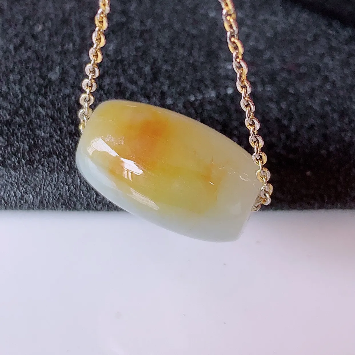 自然光实拍，特色冰黄翡双彩翡翠路路通吊坠，寓意时来运转、财源滚滚，款式新颖时尚， 日常百搭的款！配图银链#94.30