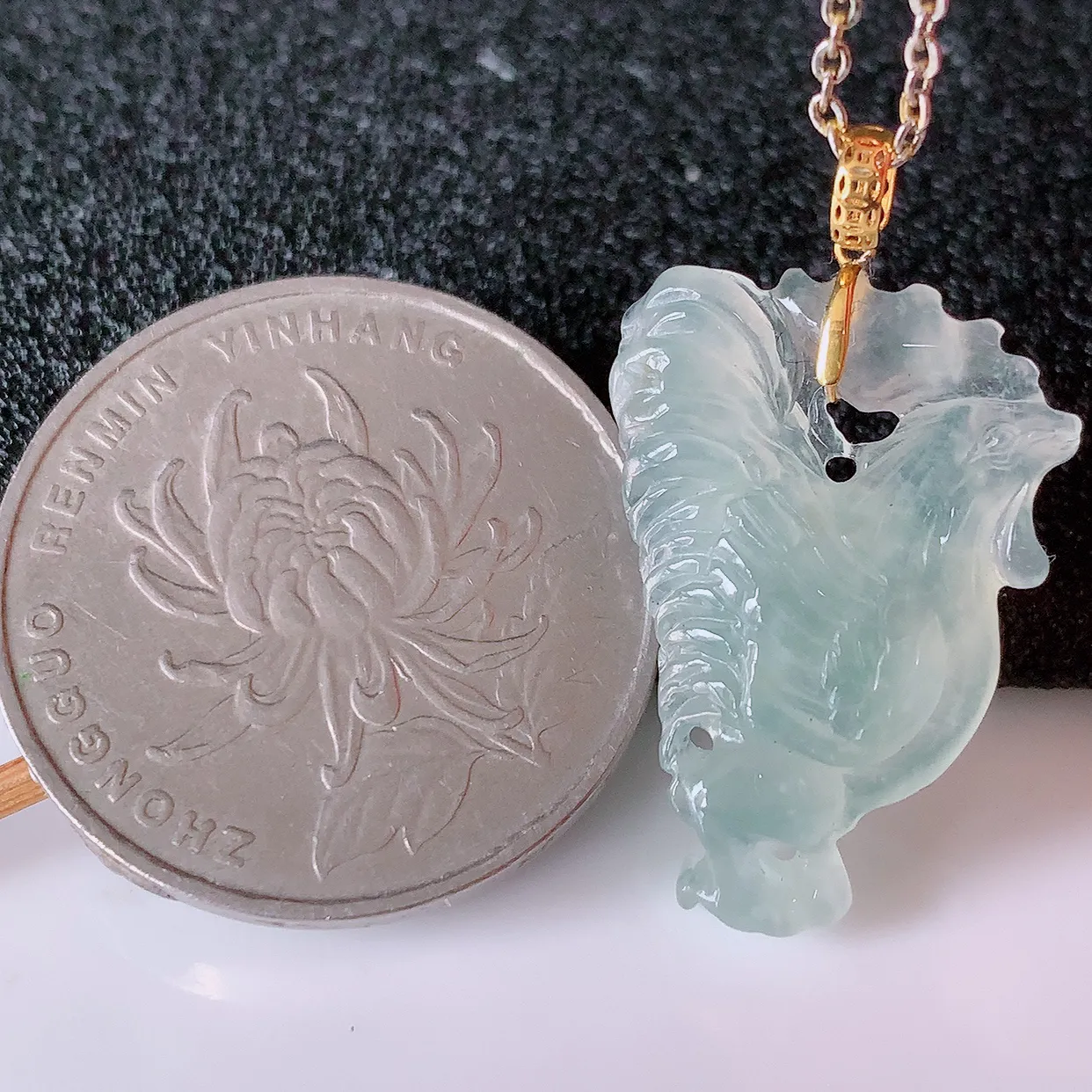 18K金镶嵌冰种翡翠生肖鸡吊坠，种老水足，雕工精湛 ，寓意美好， 佩戴时尚出众！#1.30