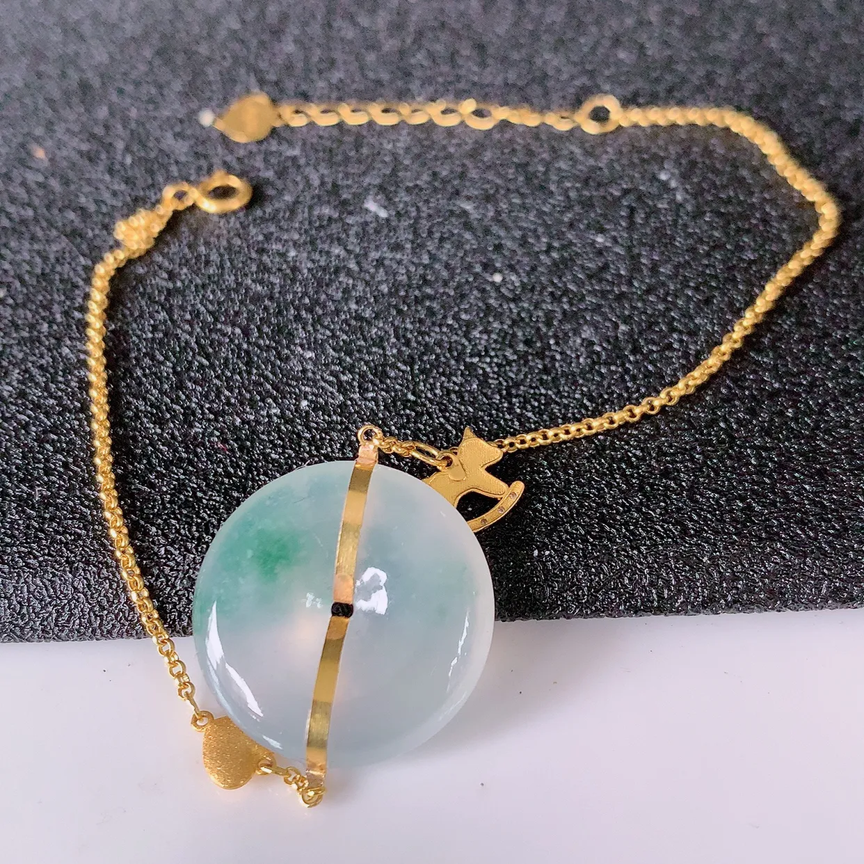 自然光实拍 18k金镶嵌冰种飘花翡翠平安扣手链，沁人心脾，豪华镶嵌而成，手链佩戴效果大气出众，尽显气