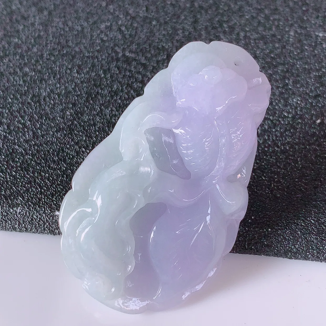 自然光实拍，冰润紫罗兰翡翠年年有余，自由自在玉吊坠，寓意财源广进，雕工婉约，栩栩如生，佩戴优雅迷人！#57.2